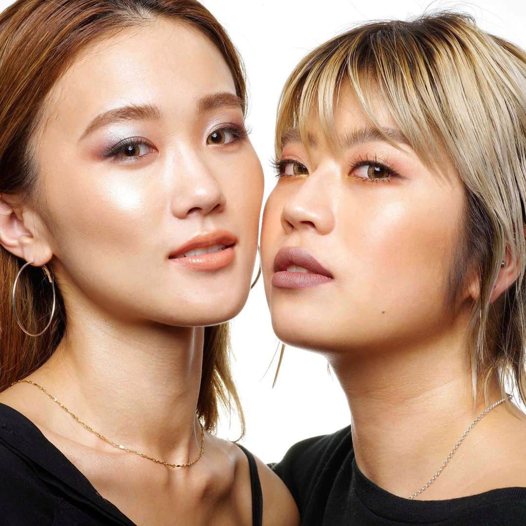 M∙A∙C Cosmetics Japanのインスタグラム：「⠀ あなたはどちらにチャレンジする⁉ M·A·C エレクトリック ワンダーで仕上げる おすすめ夏メイク✨✨ ⠀ #MACElectricWonder #MACエレクトリックワンダー ⠀ *公式オンラインショップ、全国店舗 6/7発売 *表参道ヒルズ店は5/28より先行発売中！ ⠀ ⠀ ↓↓使用メイン製品↓↓ (左) 夏の夜をイメージした大人メイク♥ [スモール アイシャドウ × 12] デザート ライトニング [ネクスト トゥ ナッシング ブロンジング パウダー] キャニオン ドリーミン [イグナイト ワンダー フェイス パレット] [リップスティック] ザ ナチュラリスト [リップガラス] ネイチャー フリーク ⠀ MAKEUP AND MODEL: M·A·C ARTIST MIHO MATSUISHI @mac_lumineest PHOTO: @takaki_iwata ⠀ (右) クールなブロンジングモードメイク⚡ [スモール アイシャドウ × 12] ナチュラル バイス [ネクスト トゥ ナッシング ブロンジング パウダー] サン ソークト ストリップ [イグナイト ワンダー フェイス パレット] [リップスティック] ライフ イン セピア ⠀ MAKEUP AND MODEL: M·A·C ARTIST RIE HIROO @macprotokyo PHOTO: @takaki_iwata ⠀ ⠀ ⠀ ⠀ ⠀ ⠀ #MACCosmeticsJapan #MACコスメ #MACCosmetics #MyArtistCommunityJP  #MACArtistChallenge #MAC #コスメ #メイク #リップ #グロス #リップグロス #フェイスパウダー #ブロンジングパウダー #ブロンザー #ブラシ #MACブラシ #リップメイク #MACリップ #アイメイク #MACアイメイク #MACアイシャドウ #アイシャドウ #アイパレット #ブロンズメイク #限定 #大理石」