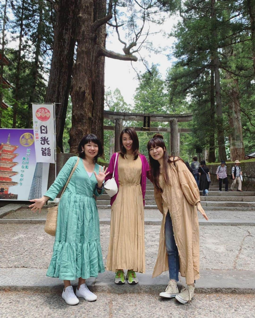 宮前真樹さんのインスタグラム写真 - (宮前真樹Instagram)「日光に行ったのよ 吉報位プチ旅行 ゆっきー&りなちゃんと 東照宮を歩いてお隣の神社でお参りして ランチしてお湯に入って深呼吸してリラックス！ #日光東照宮  #吉報位旅行  #温泉満喫 ❸ゆっきーと全く同じの出た！ 欲張らないこと！行動する時は三度深呼吸！ ❹樹齢550年の大木。 ご神木の中をくぐらせていただいたよ。. . 欲張って2回くぐった。 さっそく欲張ってるよね笑 ❺私とゆきこはんの手がついついオバショット気味。 ❻そして揃って目を瞑りがち😂 . いろいろと良いタイミングが重なって とてもたのしい1日になりました。 @yukky718 @rinauchiyama_official  thankyou♡ #ある日の日記」6月5日 17時54分 - miyamaemaki0116