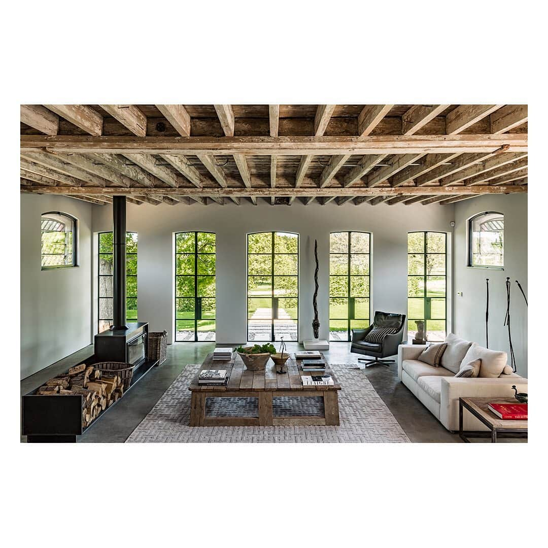 The Modern Houseさんのインスタグラム写真 - (The Modern HouseInstagram)「Noble Barn: an exceptionally reworked dairy barn in Berkshire.  #barnconversion #berkshire #listedbuilding」6月5日 18時00分 - themodernhouse