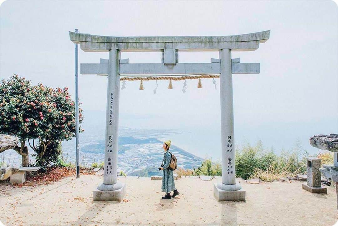 詩歩さんのインスタグラム写真 - (詩歩Instagram)「🕊 ﻿ Torii gate to the sky.﻿ 瀬戸内海を一望できる”天空の鳥居”﻿ ﻿ 香川県は観音寺市にある #高屋神社 上宮。﻿ ﻿ 標高404ｍの山頂にあるから、景色がバツグン！﻿ ﻿ 駐車場から少し歩くからちょっと疲れるのだけど、﻿ たどり着いたときの達成感と、景色のご褒美感が一層増すよ☺﻿ ﻿ 夏は更に天空感が増すらしい！﻿ 逆光にならない時間のほうが写真撮りやすいかも📷﻿ ﻿ ✈️﻿ ﻿ こんな四国旅の様子が #tabinoco に公開されています✏️﻿ ﻿ 鏡面世界が美しい #父母ヶ浜 や、絶品「かき氷」など、時間の過ごし方や絶景ハントのコツも載せてます💡﻿ ﻿ @tabinoco_official のアカウントから、ぜひご覧ください。﻿ https://tabinoco.flypeach.com/blog/17﻿ ﻿ 📷 @takehirogoto 📍高屋神社 本宮／香川県﻿ 📍Takaya Shrine／Kagawa Japan﻿ ﻿ ﻿ ﻿﻿﻿﻿ ©︎Shiho/詩歩﻿﻿ ﻿ ﻿」6月5日 17時56分 - shiho_zekkei