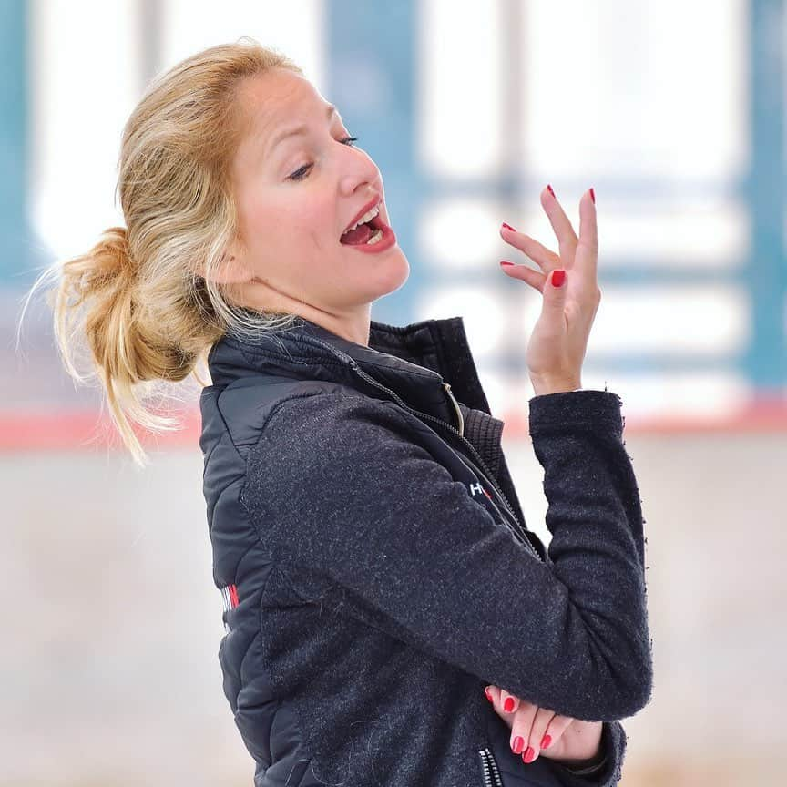 ホフマン・ノーラさんのインスタグラム写真 - (ホフマン・ノーラInstagram)「Working moments😍 #ilovemyjob  i am wondering what i was explaining like that 😝🤗 📸 @alekraphoto  @ice_dance_berlin  #hkateam #hunskate #icedancehun #moodoftheday @hoffmann.akademia」6月5日 18時08分 - norahoffmann