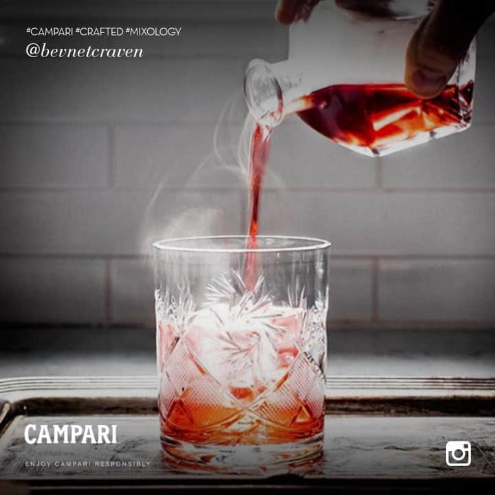 Campari Japanさんのインスタグラム写真 - (Campari JapanInstagram)「@bevnetcraven のヒッコリースモークネグローニは、貴方のお気に入りカクテルとなるベルベットの感触が味わえる1杯です。 ⠀ ⠀ #Campari  #カンパリ #アペリティーボ #カンパリレッド  #ネグローニ #mixology #crafted #ミクソロジー #クラフト #N100 #ネグローニウィーク #カクテル #バーテンダー #bar #ネグローニツイスト #drink #cocktails #お酒 #リキュール」6月5日 18時00分 - camparijapan