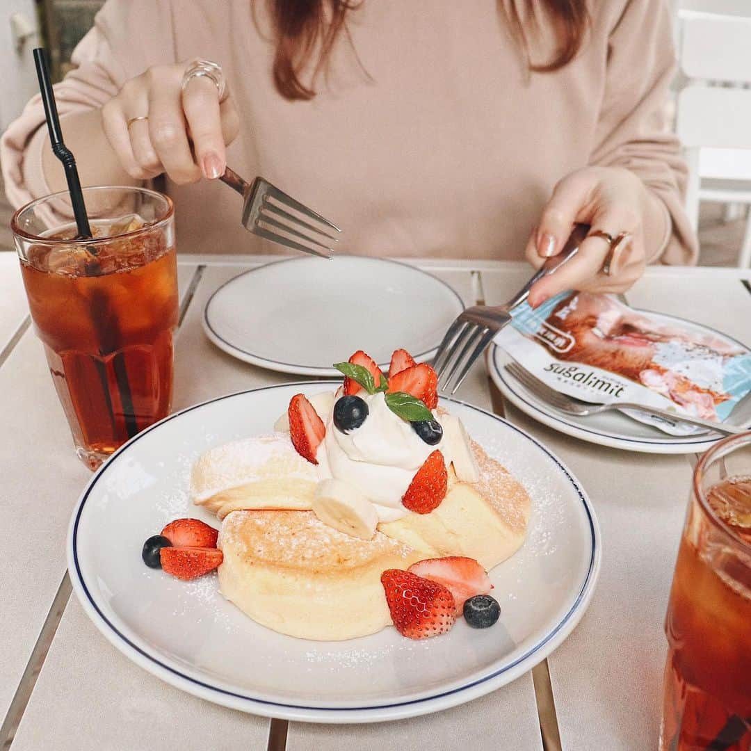 sugalimit (シュガリミット)のインスタグラム：「. sugalimit🥞🍓⠀⠀ .⠀⠀ ボリューミーなパンケーキも、シュガリミットと一緒なら #ギルトフリー 💕⠀⠀ .⠀⠀ #sugalimit #dietsupplements #sweets #beauty #diet #healthy #シュガリミット #痩せたいけど食べたい #ダイエット #ダイエットサプリ #自分磨き #新習慣 #我慢しないダイエット #糖質活用 #痩せホルモン #女子の味方 #理想体型 #ダイエット部 #ハイカロリー #女子力向上 #ダイエット記録 #ダイエット方法 #ダイエット垢 #パンケーキ #甘いもの好き #いちご #苺 #イチゴ」