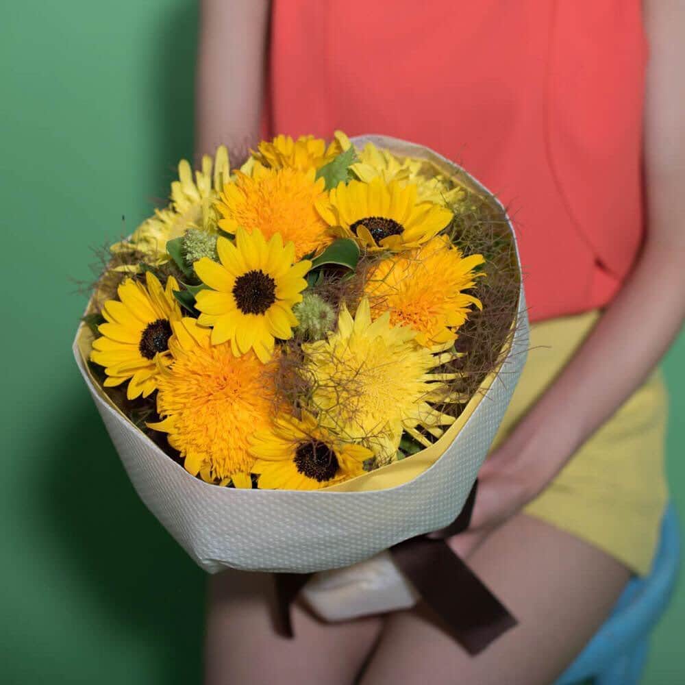 プシュケ[PSYCHE&]・花キューピットさんのインスタグラム写真 - (プシュケ[PSYCHE&]・花キューピットInstagram)「. ビタミンカラーで弾けるような明るさを持つひまわりを主役に。 花言葉は「憧れ」 ひまわりの様に輝くあの人へ贈りたい夏のブーケです。 性別問わず好まれるイエローは、贈り先の方の心を明るく照らしてくれます。 ｰｰｰｰｰｰｰｰｰｰｰｰｰｰｰｰｰｰｰｰｰｰｰｰｰｰｰｰｰｰｰｰｰｰｰｰｰｰｰｰｰｰｰｰｰｰｰｰｰｰｰ #父の日 #fathersday #プシュケ #花キューピット #花 #お花 #ザ花部 #花に心を込めて #暮らしに花を #花のある暮らし #フラワーデザイン #インテリアフラワー #フラワーギフト #花束 #イエロー #ひまわり #ブーケ0132  #プシュケ_Sunny ｰｰｰｰｰｰｰｰｰｰｰｰｰｰｰｰｰｰｰｰｰｰｰｰｰｰｰｰｰｰｰｰｰｰｰｰｰｰｰｰｰｰｰｰｰｰｰｰｰｰｰ」6月5日 18時03分 - psyche.flowers
