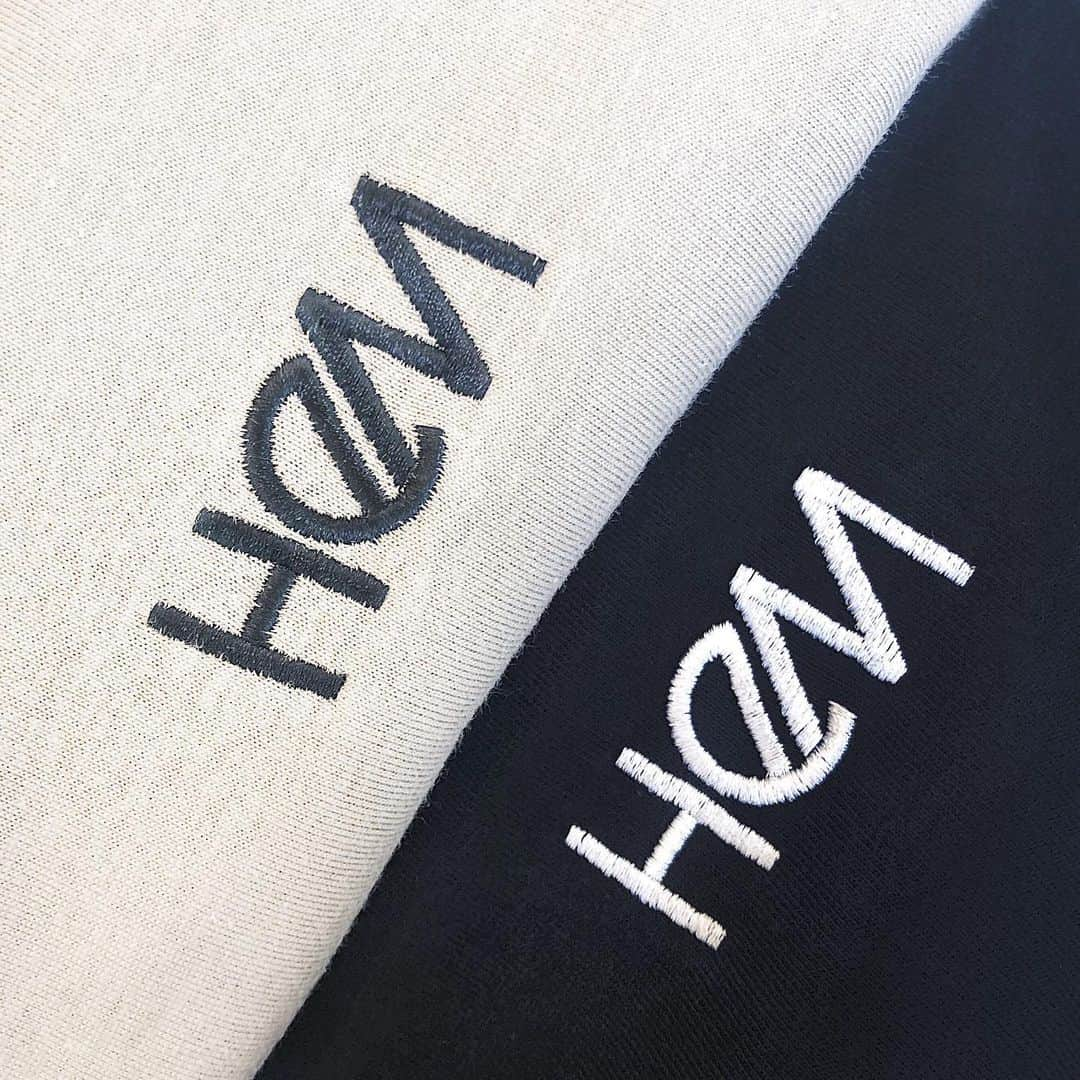 HeMさんのインスタグラム写真 - (HeMInstagram)「⠀⠀ ⠀⠀ ✨NEW ARRIVALS✨⠀⠀ HeMロゴTシャツが新登場！⠀⠀ センターロゴ刺繍TシャツはHeMのワンポイントロゴが胸元にデザインされています💡⠀⠀ HeM公式オンラインショップではS〜Lサイズまで注文可能です！⠀⠀ ⠀⠀ ＿＿＿＿＿＿＿＿＿＿＿＿＿＿＿＿＿＿＿＿＿＿⠀⠀ ▶▶ITEM ⠀⠀ Tshirt | #センターロゴ刺繍T (WHITE/BLACK)⠀⠀ ＿＿＿＿＿＿＿＿＿＿＿＿＿＿＿＿＿＿＿＿＿＿⠀⠀ ⠀⠀ Instagramで紹介している商品は画像をタップorプロフィールページの「ショップ」からチェック！ ⠀⠀ 公式サイトでは新着アイテムも紹介中です💡⠀⠀ ⠀⠀ ⠀⠀ #HeM #HeM_BAG #ヘム #ヘムバッグ #バッグ⠀⠀ #ユニセックス #ユニセックスバッグ #男女兼用⠀⠀ #トラベルバッグ #旅行バッグ #旅行カバン ⠀⠀ #新商品 #新作 #Tシャツ #ロゴTシャツ #置き画 #置き画倶楽部 #Tshirt #Tシャツ倶楽部 #Tシャツコーデ #Tシャツ女子 #カジュアルコーデ #大人カジュアル #ロゴTシャツ #刺繍 #刺繍Tシャツ」6月5日 18時06分 - hem_japan