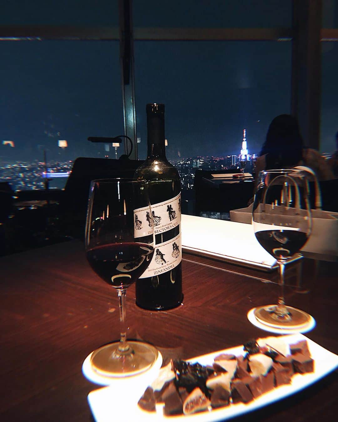 梯真奈美さんのインスタグラム写真 - (梯真奈美Instagram)「こないだのお休みはみかさんとお肉食べて、BARで東京タワーとスカイツリーを眺めながらまったり‥🍷🥀 しょっちゅう会ってるけど、いつも私のくだらない話をケタケタ笑って聞いてくれるみかさんはいつまでたっても私の癒し☺️ #LOVE #bar #wine #m #tokyo」6月5日 18時16分 - official_manami