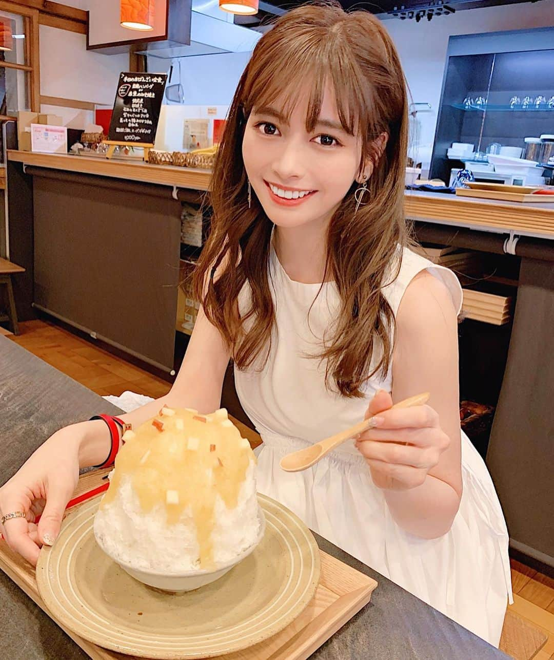 得あゆさんのインスタグラム写真 - (得あゆInstagram)「青森でかき氷🍧🍎 ・ りんご味のかき氷始めて食べた🤗 りんごのすりおろしがたくさんかかってるの🍎✨ 味もりんご素材の味でヘルシーで美味しかった✨ ・ ・ ・ ・ ・ ・ ・ ・ #青森#旅#旅行#女子旅#田舎#自然#観光#ワンピース#ワンピ#親友#友達#デート#カップル#ドライブ#ランチ#お昼ごはん#グルメ#食べ歩き#かき氷#スイーツ#おやつ#りんご#ダイエット#お洒落#コーディネート#インスタ映え#drive#japanesefood#japanesegirl#apple」6月5日 18時09分 - tokuayu819