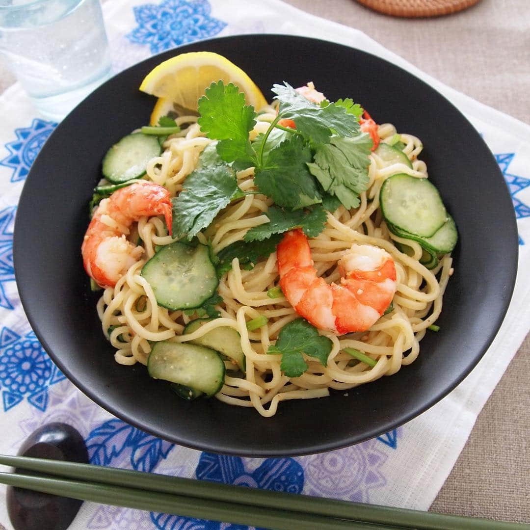 テーブルマークさんのインスタグラム写真 - (テーブルマークInstagram)「【えびとパクチーの和え麺】 . 今週末にはいよいよ関東あたりまで梅雨入りとの予報も出ているようですね。 天気が崩れやすくなって、なんだか気分が乗らない日でも、レモンとパクチーを効かせたさわやかな和え麺レシピでリフレッシュしていきましょう！ 冷凍ラーメンを使えばおいしい和え麺がおうちで簡単に作れちゃいます♪ めんつゆをナンプラーに代えるとエスニック風にも楽しめますよ！ . ▼材料（1人分） ❁冷凍ラーメン：1玉 ❁ボイルえび：３～４尾 ❁パクチー（3～4cm長さ）：約10g ❁きゅうり（薄切り）：1/4本 ［A］ ❁めんつゆ（３倍濃縮）：大さじ２ ❁酢：小さじ２ ❁レモン汁：小さじ２ ❁すりごま：小さじ２ ❁ごま油：小さじ１ ❁砂糖：少々 . ▼下準備 ・冷凍ラーメンをレンジで加熱する . ▼作り方 ①ボウルに［A］を合わせる . ②①にラーメン、ボイルえび、パクチー、きゅうりを加えよく混ぜ合わせる . ③皿に盛り付け、お好みで分量外のパクチー、レモンをのせて召し上がれ . #冷凍ラーメン #和え麺 #レシピ #おうちごはん #簡単おいしい #簡単レシピ #時短レシピ #時短料理 #アレンジレシピ #エスニック料理 #夏麺 #夏ごはん #夏レシピ #パクチー #レモン #レモン風味 #めんつゆ #lunchtime #デリスタグラム #instafood #foodstagram #instadelish #今日のごはん #今日の晩御飯 #TableMark #テーブルマーク」6月5日 18時09分 - tablemark_jp