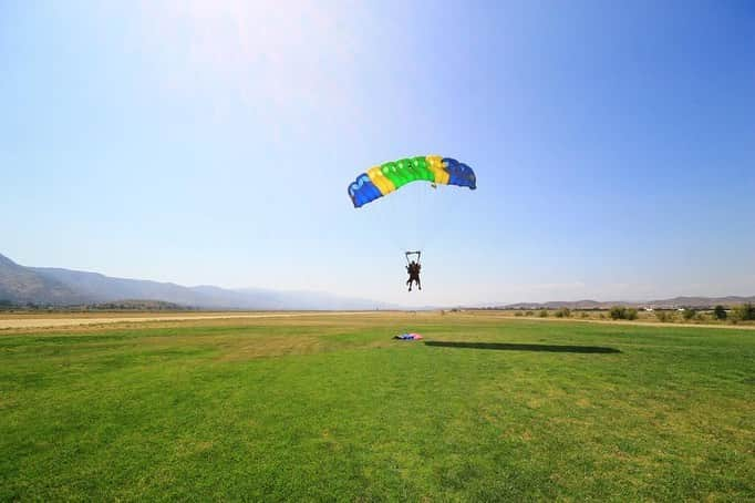 Bastian Bakerさんのインスタグラム写真 - (Bastian BakerInstagram)「Festivals season starts tomorrow @caribanafestival !! Excited! Went skydiving @skydiveelsinore to get some Adrenalin kick!! Started with a backflip before free falling for 1 minute! Was so awesome! #skydive #adrenalin #usa #tandemskydive」6月5日 18時10分 - bastianbaker