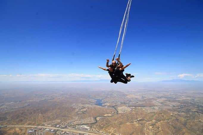 Bastian Bakerさんのインスタグラム写真 - (Bastian BakerInstagram)「Festivals season starts tomorrow @caribanafestival !! Excited! Went skydiving @skydiveelsinore to get some Adrenalin kick!! Started with a backflip before free falling for 1 minute! Was so awesome! #skydive #adrenalin #usa #tandemskydive」6月5日 18時10分 - bastianbaker