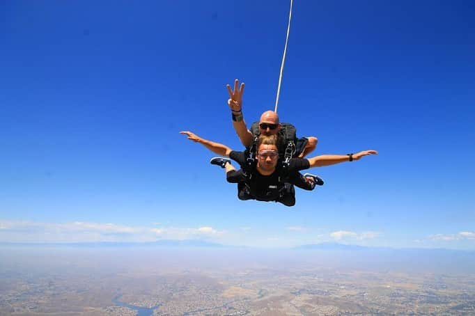 Bastian Bakerさんのインスタグラム写真 - (Bastian BakerInstagram)「Festivals season starts tomorrow @caribanafestival !! Excited! Went skydiving @skydiveelsinore to get some Adrenalin kick!! Started with a backflip before free falling for 1 minute! Was so awesome! #skydive #adrenalin #usa #tandemskydive」6月5日 18時10分 - bastianbaker