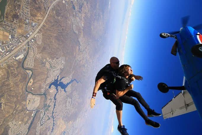 Bastian Bakerさんのインスタグラム写真 - (Bastian BakerInstagram)「Festivals season starts tomorrow @caribanafestival !! Excited! Went skydiving @skydiveelsinore to get some Adrenalin kick!! Started with a backflip before free falling for 1 minute! Was so awesome! #skydive #adrenalin #usa #tandemskydive」6月5日 18時10分 - bastianbaker