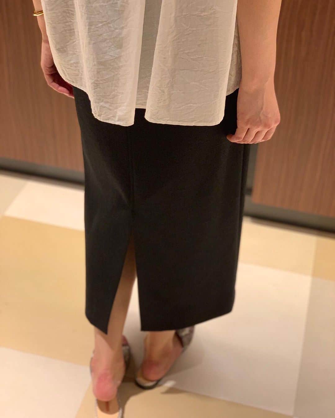 のインスタグラム：「新鮮なシルエットでいつものコーディーネートのマンネリから脱出。三重構造のダンボールニットを使った素材なので体のラインを拾いにくいのも体型カバーの嬉しいポイント。﻿ ﻿﻿ シルクコットンブラウス ¥21,000+tax﻿﻿ バックスリット タイトスカート ¥17,000+tax﻿﻿ ﻿﻿ ﻿﻿﻿﻿﻿﻿﻿﻿﻿﻿﻿﻿﻿﻿﻿ #dressterior #ドレステリア﻿ ﻿﻿ ﻿﻿﻿﻿﻿﻿﻿﻿﻿﻿﻿﻿」