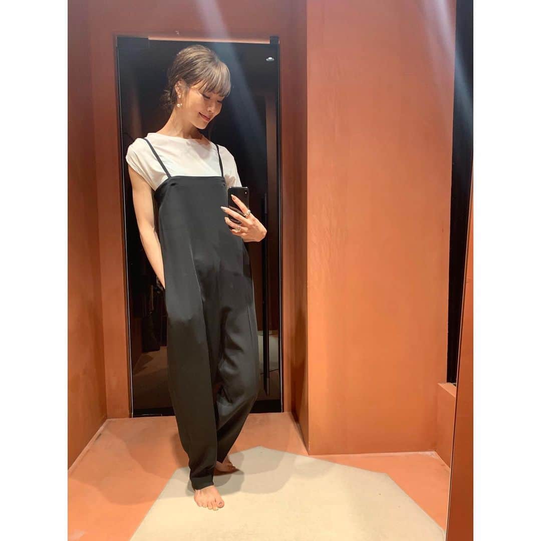 小林有里さんのインスタグラム写真 - (小林有里Instagram)「♡ 大人な変形セットアップ♡ . 原宿のROKUで お花買う前に試着してきた🥰❤️ 特にトップス可愛い〜！ . . この日はfitomという 試着をシェアするアプリがリリースされたので 試着がてら登録してみまして♡ . 試着を投稿すると お買い物にも使えるポイントも貰えるという... 何とも画期的！！ . 着画が見たいアイテムはリクエストも可能。 自分の体型に似た人の着画は かなりありがたいわね❤️ . . にしてもこのセットアップ未練たらたら。 また見に行こ。 . . #大人カジュアル#シンプルコーデ #outfit#coordinate#fashionlover#momlife #simple#hairstyle#roku#fitom#fitom_PR」6月5日 18時16分 - lilyshandmade