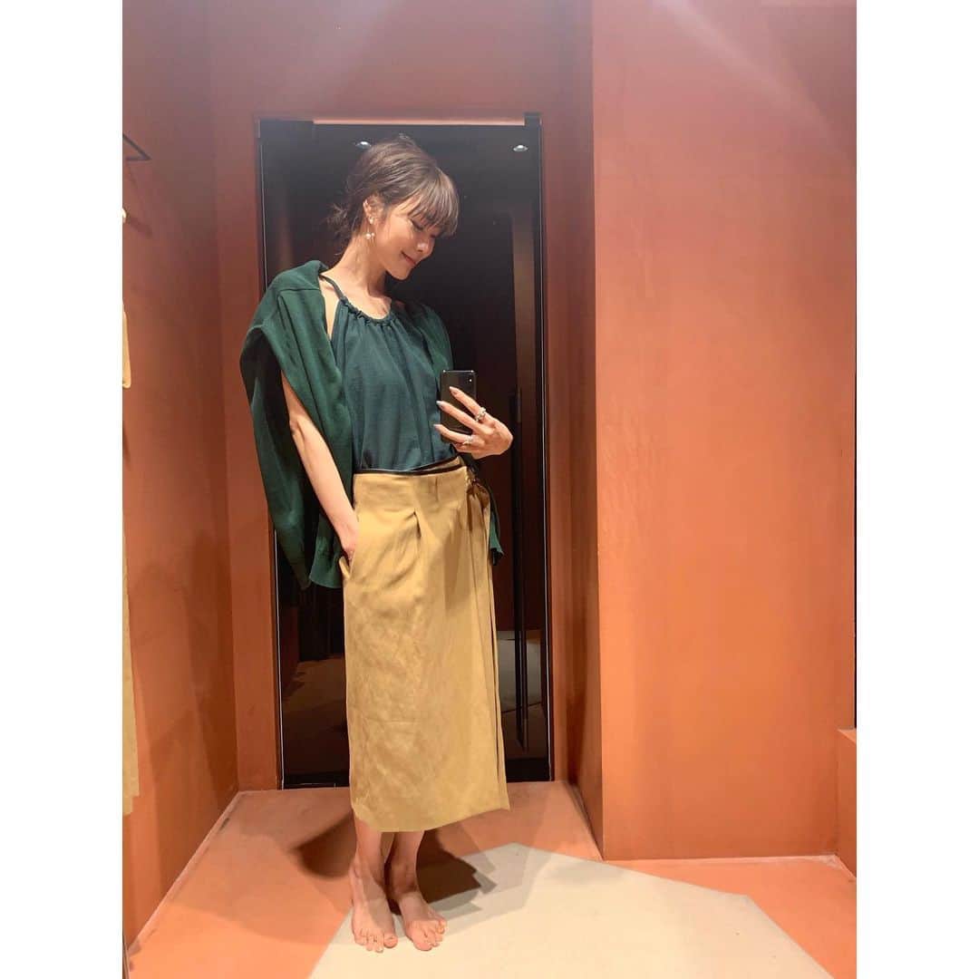 小林有里さんのインスタグラム写真 - (小林有里Instagram)「♡ 大人な変形セットアップ♡ . 原宿のROKUで お花買う前に試着してきた🥰❤️ 特にトップス可愛い〜！ . . この日はfitomという 試着をシェアするアプリがリリースされたので 試着がてら登録してみまして♡ . 試着を投稿すると お買い物にも使えるポイントも貰えるという... 何とも画期的！！ . 着画が見たいアイテムはリクエストも可能。 自分の体型に似た人の着画は かなりありがたいわね❤️ . . にしてもこのセットアップ未練たらたら。 また見に行こ。 . . #大人カジュアル#シンプルコーデ #outfit#coordinate#fashionlover#momlife #simple#hairstyle#roku#fitom#fitom_PR」6月5日 18時16分 - lilyshandmade
