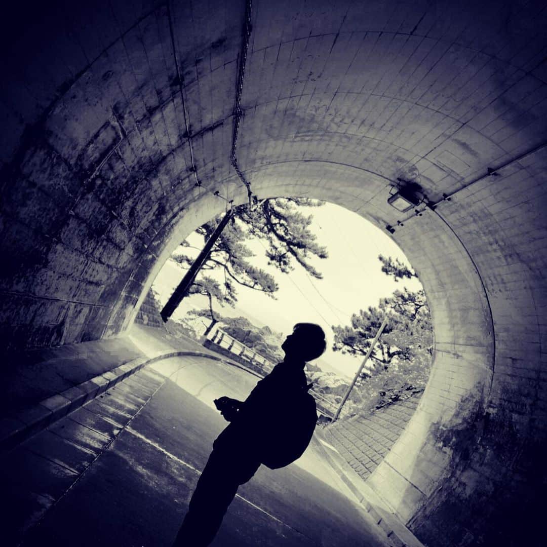 石毛翔弥さんのインスタグラム写真 - (石毛翔弥Instagram)「#旅 記録  #東京都 #神津島 #でも離れてる #離島 #のんびり #船旅 #最高のロケーション #近いようで遠い #飛行機だとあっという間 #トンネル  #抜けた先にある開放感」6月5日 18時20分 - syoya_ishige