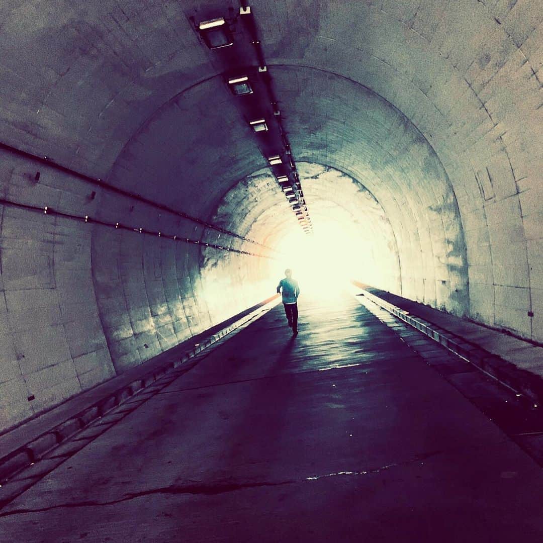 石毛翔弥のインスタグラム：「#旅 記録  #東京都 #神津島 #でも離れてる #離島 #のんびり #船旅 #最高のロケーション #近いようで遠い #飛行機だとあっという間 #トンネル  #抜けた先にある開放感」
