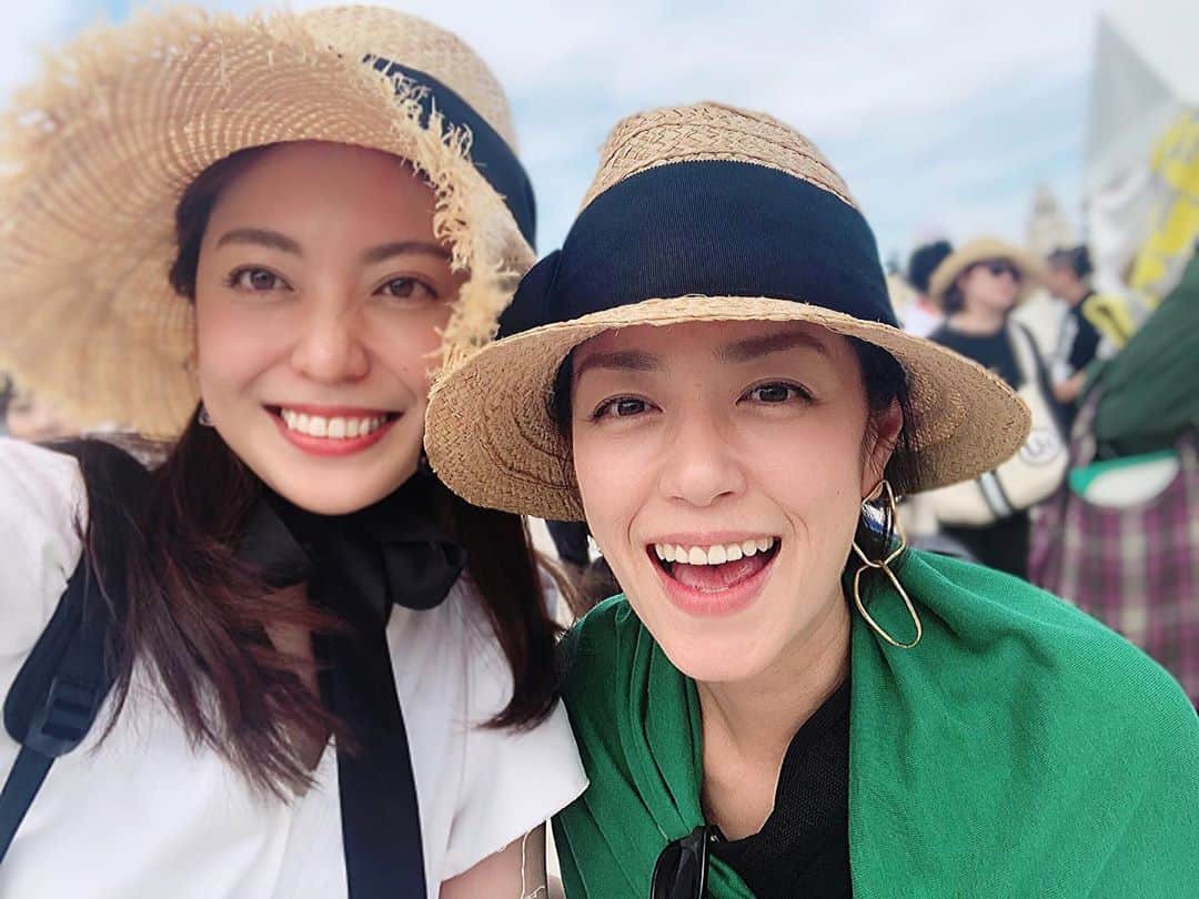 のインスタグラム：「. 毎年楽しみにしている 『#森道市場』 今年も行ってきました🏝  美味しいものたちと、心地よい音楽、 ぼ〜っとする時間、最高でした… スイッチ！でお世話になった加藤紀子さんにもお会いできました😳  日焼けのお土産が、 身体にまだ余韻を残しています…🌞💦 .  #森道市場2019 #CHARA #ペトロールズ #tokyono1soulset #STUTS」