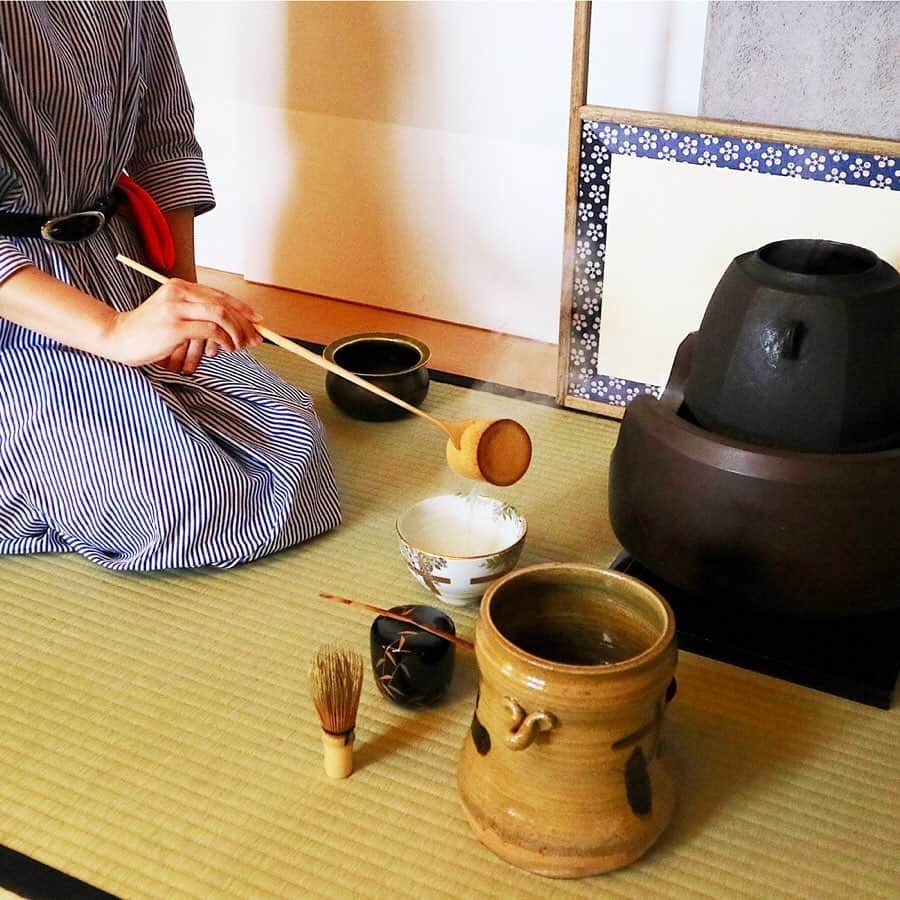 東急電鉄さんのインスタグラム写真 - (東急電鉄Instagram)「. Japan has a world reputation for its culture of hospitality and care towards guests. A large piece of this is rooted in tea ceremony. At Yuukyuuan, guests can easily join the experience at this tea ceremony room, just a 4 minutes’ walk from Toritsu-Daigaku Station. Available for beginners and veterans alike, come join in the deep culture of Japanese hospitality. . #teaceremony #sadou #chanoyu #chawan #matcha #greentea #greentealover #japanesetea #wabisabi #japaneseteaceremony #ilovetea #school #japaneseculture #thewayoftea #日本美食 #和 #japan #tokyo #ig_japan #traveldiary #photo_jpn #japan_of_insta #bestjapanpics #japan_daytime_view #bestphoto_japan #amazing #療癒 #일본 #일본여행 #tokyuline」6月5日 18時23分 - tokyu_railways