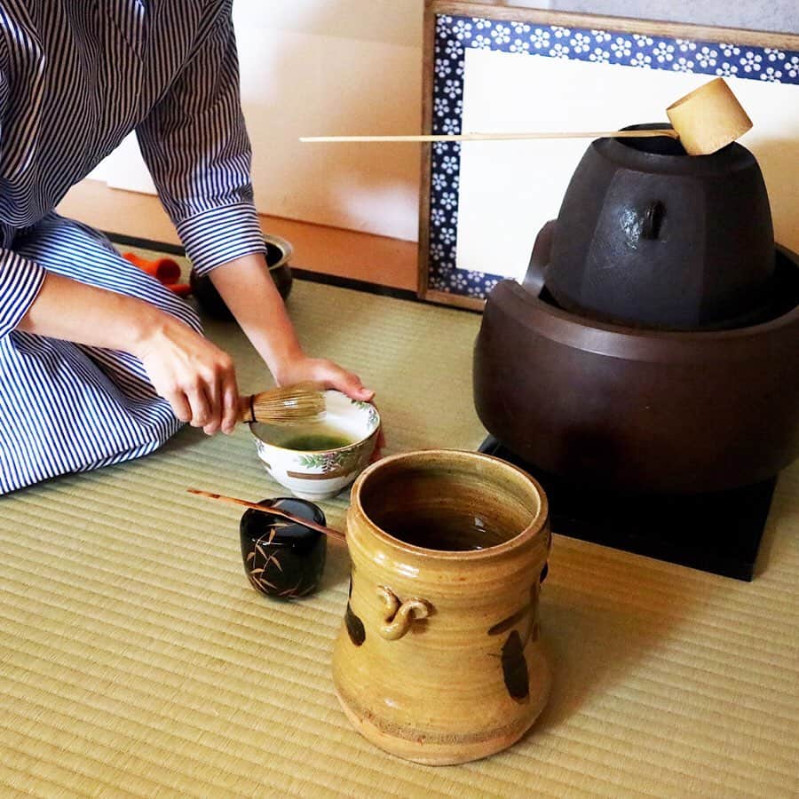 東急電鉄さんのインスタグラム写真 - (東急電鉄Instagram)「. Japan has a world reputation for its culture of hospitality and care towards guests. A large piece of this is rooted in tea ceremony. At Yuukyuuan, guests can easily join the experience at this tea ceremony room, just a 4 minutes’ walk from Toritsu-Daigaku Station. Available for beginners and veterans alike, come join in the deep culture of Japanese hospitality. . #teaceremony #sadou #chanoyu #chawan #matcha #greentea #greentealover #japanesetea #wabisabi #japaneseteaceremony #ilovetea #school #japaneseculture #thewayoftea #日本美食 #和 #japan #tokyo #ig_japan #traveldiary #photo_jpn #japan_of_insta #bestjapanpics #japan_daytime_view #bestphoto_japan #amazing #療癒 #일본 #일본여행 #tokyuline」6月5日 18時23分 - tokyu_railways