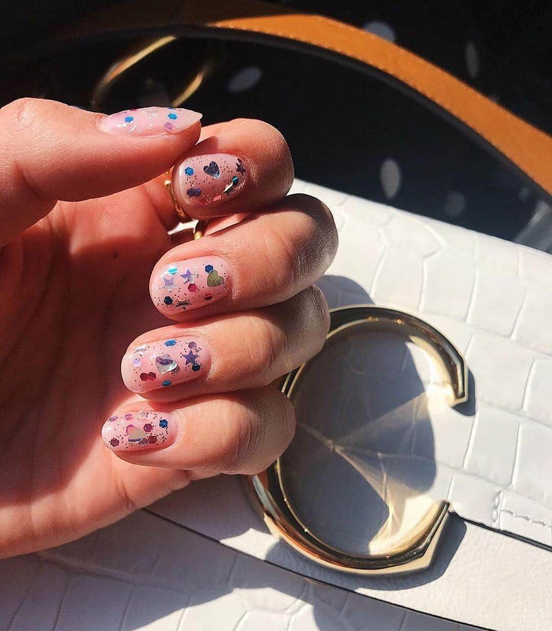 Blonde Saladさんのインスタグラム写真 - (Blonde SaladInstagram)「✨SHINE SHINE SHINE✨ Glitter nails are our current obsession, find the coolest inspo on our mag to get the It-Girls’ look 🍭 #theblondesalad #nails #nailsofinstagram #trend #glitter #glitternails #fashion #beauty  @thezoereport」6月5日 18時24分 - theblondesalad