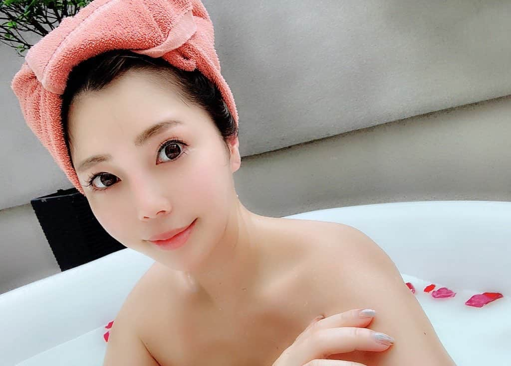 住谷杏奈さんのインスタグラム写真 - (住谷杏奈Instagram)「ちゃぽん☺️🛁🚿 ･ ･ #bathtime #selfie#me」6月5日 18時34分 - annasumitani