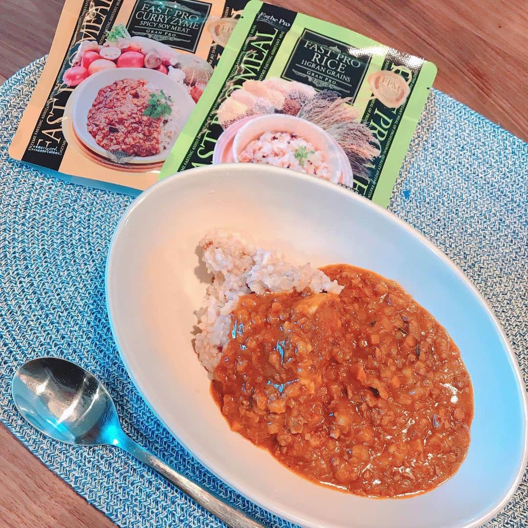 潮田玲子さんのインスタグラム写真 - (潮田玲子Instagram)「今夜の玲子飯。 シーフードピラフにかぼちゃの煮物リメイクコロッケ。 ブロッコリーの冷製スープ。 あー、食べたい…🤤 これを横目に私は代替えミール。 今夜は大豆カレー！スパイシーでうまーい😍💓 #玲子飯 #かぼちゃの煮物リメイクコロッケ #シーフードピラフ  #ブロッコリー冷製豆乳スープ #estheprolabo  #代替えミール #大豆カレー」6月5日 18時26分 - reikoshiota_official