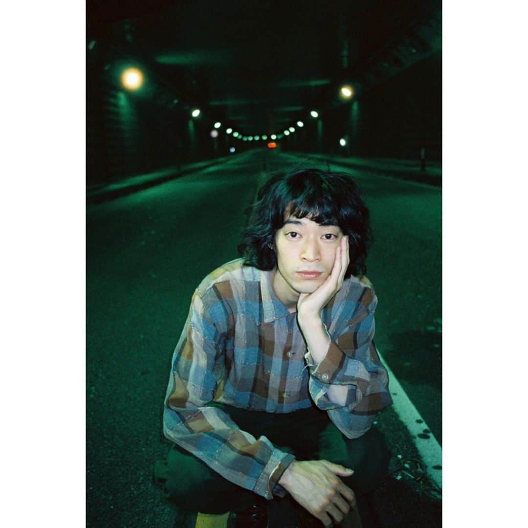 兒玉太智のインスタグラム：「髪を切りました✂︎ なんだか風が気持ちいいので、ひたすら散歩してます。 そして隣によく清志郎がいます。  写真 @zinbokiyoshi」