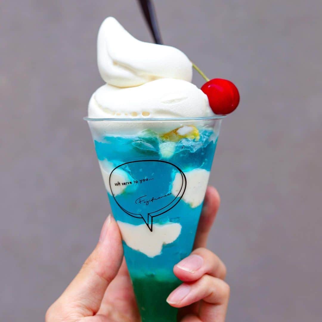 きょん。さんのインスタグラム写真 - (きょん。Instagram)「. .  Fujifrance @fujifrance  青が増して 雲溢れる。  一動作に 十は揺れるほど プルップルしてた。  #sweets#osaka #fujifrance#parfait」6月5日 18時28分 - kyon_tokiiro