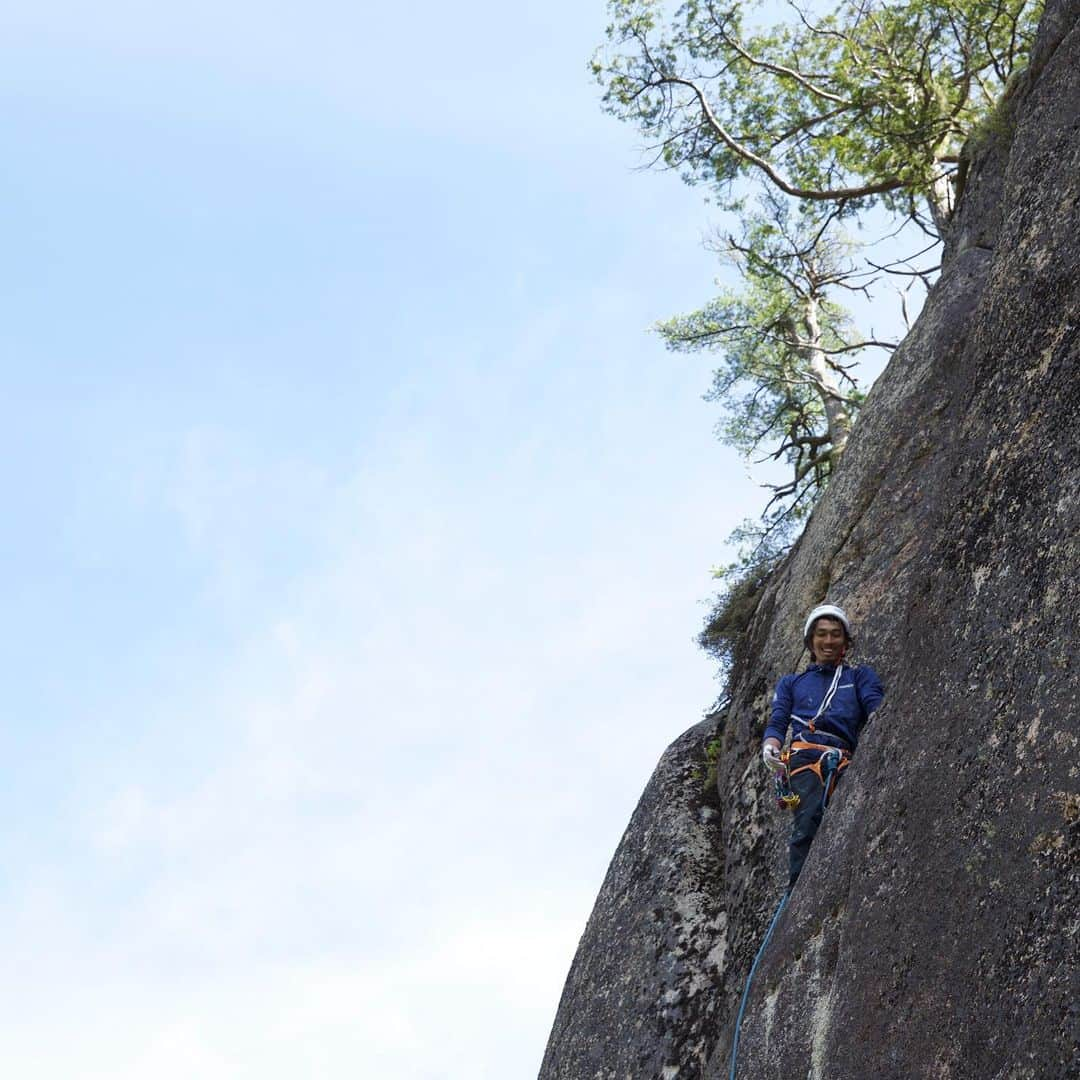 安間佐千さんのインスタグラム写真 - (安間佐千Instagram)「I have been trad climbing for 2 month and it is full of new adventure, experience and intense moment! Here is my 5days of Mizugaki camp post!  瑞牆山合宿中では末端壁を中心に様々なシングルピッチのルートを登りました。印象的な成果をまとめてみます。 〜末端壁〜 春うらら2p目 OS ペガサス 1p+2p OS フリーダム 2try トワイライト 2try 〜屏風岩〜 霧の中で OS 長いコーナー Flash 〜クラック地獄エリア〜 カヌー OS ・ “春うらら”2p目や”霧の中で”のオンサイトは非常に嬉しく、ここ最近のトラッドの成長を感じるクライミングでした。  実は合宿中最も印象的だったのは、ペガサス5.10dのオンサイトです。50メートル、様々なサイズのクラックが延々と続くこのルートですが、持っていったカムが少な過ぎたのです。終始ランナウトし続けて、心身共に疲れ果ててたどり着いた最後のワイド。ここでは、つばを飲み込み覚悟を決める瞬間がありました。そして極め付けは、スリングも無い状態で着いた最上部に、大木はあるものの終了点が無いのです！ 下で見ていてくれたガメラさんにサポート頂き、自らのロープで自己確保し、セカンドビレーをすることが出来ました。  合宿最終日。天気もくずれ、皆下山し始めた頃。その日のパートナーであった由香里さんが、若干の心残りな僕を見抜き、「フリーダムやらないの？」と声をかけてくれました。何か嬉しくなって、急いでルートの前まで上がりました。約2ヶ月前に1度トライしたこのルート、岩はしっとり、最後の気が抜けないスラブはびっしょりである。しかし、合宿最後のクライミングを思い切り楽しむつもりでトライしました。下部は一か八かの判断が決まり通過。クラックパートは問題なし。最後のスラブはもう本当にびっしょりだったけど、なぜか逆に登りたい気持ちが湧き出てきました。何度も声が出て、そして完登してしまった！いやぁ、信じられなかったし、嬉しかった〜。 トラッドの世界。堪能しています！  Photo by @maechan82kgclimber and @mic_ued  @adidasterrex  @fiveten_official  @petzl_official  #mizugaki  #mizugakicamp  #tradclimbing」6月5日 18時32分 - sachiamma