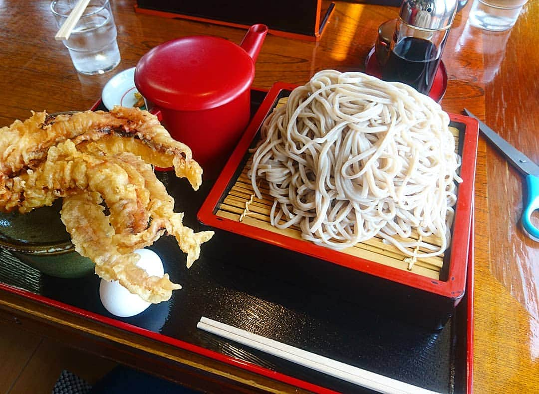 新山大さんのインスタグラム写真 - (新山大Instagram)「蕎麦大盛。げそ天が巨大すぎて蕎麦の量が普通に見えるけど、ものすっごいボリューム！ 巨大げそ天はハサミで切ってお食べください。途中で生卵をつゆに入れて味変をお楽しみください。ってがっ！ う、うまっ！！ #蕎麦 #そば #もり天 #げそ天 #巨大 #そばスタグラム #つゆに生卵入れたらドゥルドゥル #更科八 #滝沢市 #岩手県 #混んでた #人気店 #美味しかったまた行こう 🤤」6月5日 18時43分 - dai_niiyama