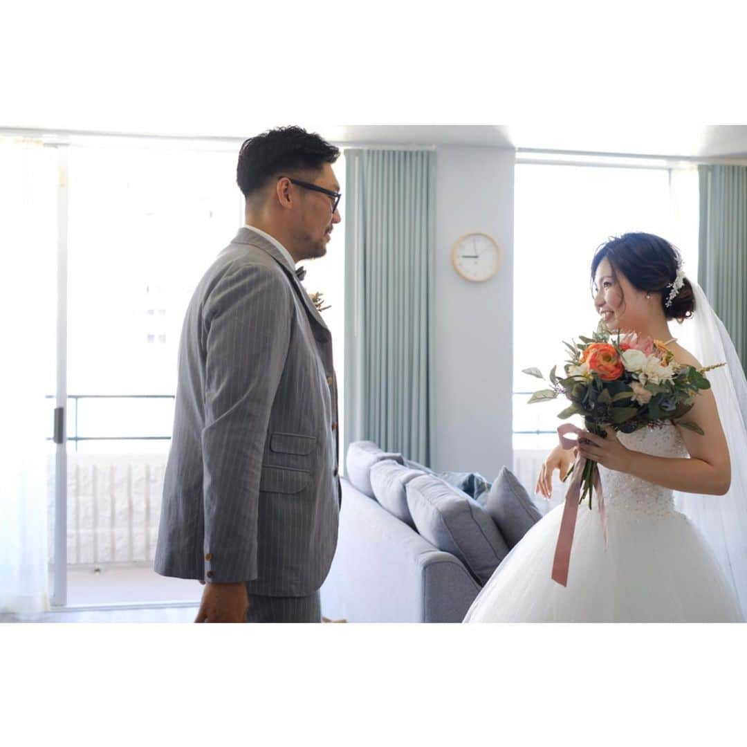 竹本実加さんのインスタグラム写真 - (竹本実加Instagram)「yukiさんwedding💕 遠方の為事前にリハーサルが できないと分かっていつつ 指名をして下さった、 私にとって大切な花嫁様。 . いよいよ挙式当日に…✨ 付き合って彼がプレゼントしてくれてから 一度も外さなかったミサンガを 外す日でもありました。 指輪と同じくらい大切な存在。 でも今日からは薬指に💕 . 仕上がって、 ファーストミートの瞬間！ yukiさんのワクワクの笑顔が 可愛すぎて、見てほしい！ たまらなく好きー❤️🙈 . . ここからはエイジさんが ハワイに合流！ @marthgraphy まるで海外〜✨の撮影が 共に海外で叶いましたね🤭 . 👰🏻 @weddingx28 📸 @marthgraphy #海外出張 #ハワイヘアメイク #ロングヘア ＿＿＿＿＿＿＿＿＿＿＿＿＿＿ . 🆕最新のお知らせ📝🌿 ＿＿＿＿＿＿＿＿＿＿＿＿＿＿ . ◆海外渡航 ✈︎ 2019.9.8、10 / HAWAII＊残2組 ✈︎2020.6月中旬予定 / HAWAII 滞在中渡航費無しで ヘアメイク対応可能となります。 料金等お問い合わせ下さい。 . . ◆前撮りヘアメイク 💄お支度のみ / 同行なし 6〜10月分受付スタート 💄週末前撮り受付スタート / 同行可7/21(日) . . ◆週末予約可能日※5/31更新 7/21(日) 8/10(土), 11(日), 25(日) 9/1(日), 16(祝月) 10/22(祝火) 11/24(日) 12/8(日), 15(日) . 2020 1/11(土), 13(祝月), 26(日) 2/2(日), 9(日), 16(日), 22(土), 29(土) 3/1(日), 8(日), 14(土), 15(日), 22(日), 28(土), 29(日) . . 💁🏻‍♀CONTACT PLAN内容やお問い合わせは @mydresser.bridal  プロフィールリンクよりお願いします ＿＿＿＿＿＿＿＿＿＿＿＿＿＿ . #ハワイ挙式 #ハワイロケーションフォト #前撮り #シニヨン #クラシカル #出張ヘアメイク #挙式ヘア #披露宴ヘア #客室美容 #ホテルウェディング #外注ヘアメイク #ツヤ肌メイク #ヘアメイク指名 #ヘアアレンジ #ブライダルヘアメイク #ブライダル #持ち込み美容 #結婚準備 #海外ヘアメイク #ハワイ #ハワイヘアメイク #mydresser #mikaarrange #hairarrange #weddinghair #brideshair」6月5日 18時43分 - mika.mydresser