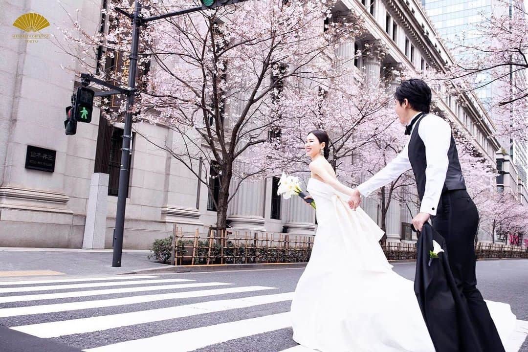 Mandarin Oriental, Tokyoさんのインスタグラム写真 - (Mandarin Oriental, TokyoInstagram)「【Weddings by Mandarin Oriental, Tokyo】 重要文化財が立ち並ぶ日本橋の街で、まるで映画のワンシーンのようなウエディングフォト。  連日展開している「ウエディング by マンダリン オリエンタル 東京」の新たな写真は、東京、上海、シンガポールをベースにファッション、広告を中心に活動し、「GQ JAPAN」など雑誌でも活躍するカメラマン、Maciej Kucia氏@maciejkuciaが手掛けています。  次回の試食付見学会は6月8日（土）、15日（土）、16日（日）に開催いたします。 この機会にぜひ「ウエディング by マンダリン オリエンタル 東京」をご体験ください。  ウエディングフェアの詳細、ご予約はこちら:  https://www.mandarinoriental-wedding.com/  #MandarinOrientalTokyo #MOtokyo #MOTYOwedding #WeddingsByMO #マンダリンオリエンタル東京 #ウエディングbyマンダリンオリエンタル #ウェディング #ウェディングドレス #ウェディングフォト #ホテルウェディング #ブライダルフェア #プレ花嫁 #Bridal #Bridalfair #花嫁 #wedding #weddingdress #Weddingphotography #三井本館 #日本橋 #Nihonbashi #三井本館 #重要文化財 #披露宴 #locationphoto #weddingparty #結婚式準備 #結婚式 #MaciejKucia @maciejkucia」6月5日 18時36分 - mo_tokyo
