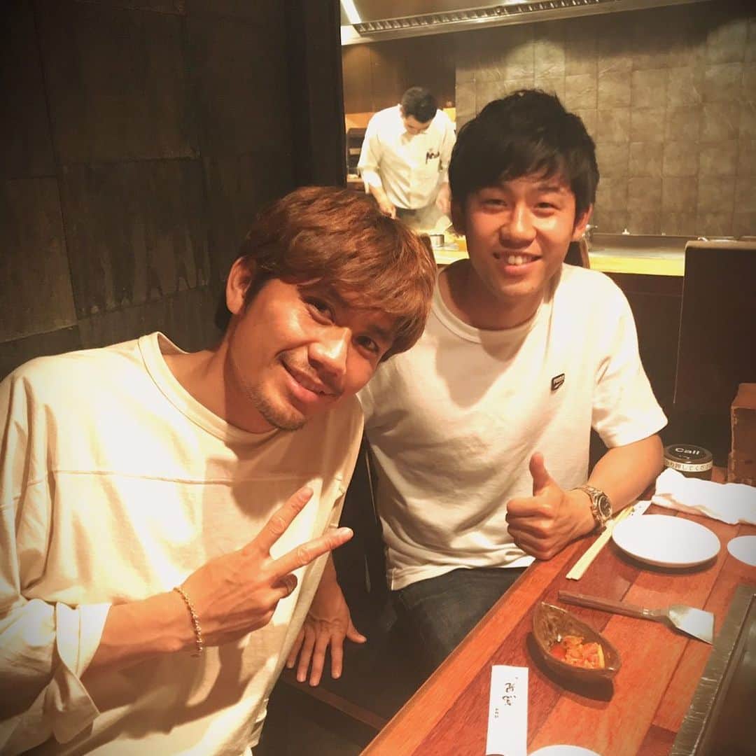 遠藤航のインスタグラム：「昨日は陽介さんとご飯。 久々に会ってゆっくり話せました(^^) . . . #夕食  #ディナー  #鉄板焼き  #浦和レッズ  #優しい先輩  #久々  #サッカー  #football  #柏木陽介 #遠藤航  #puma」