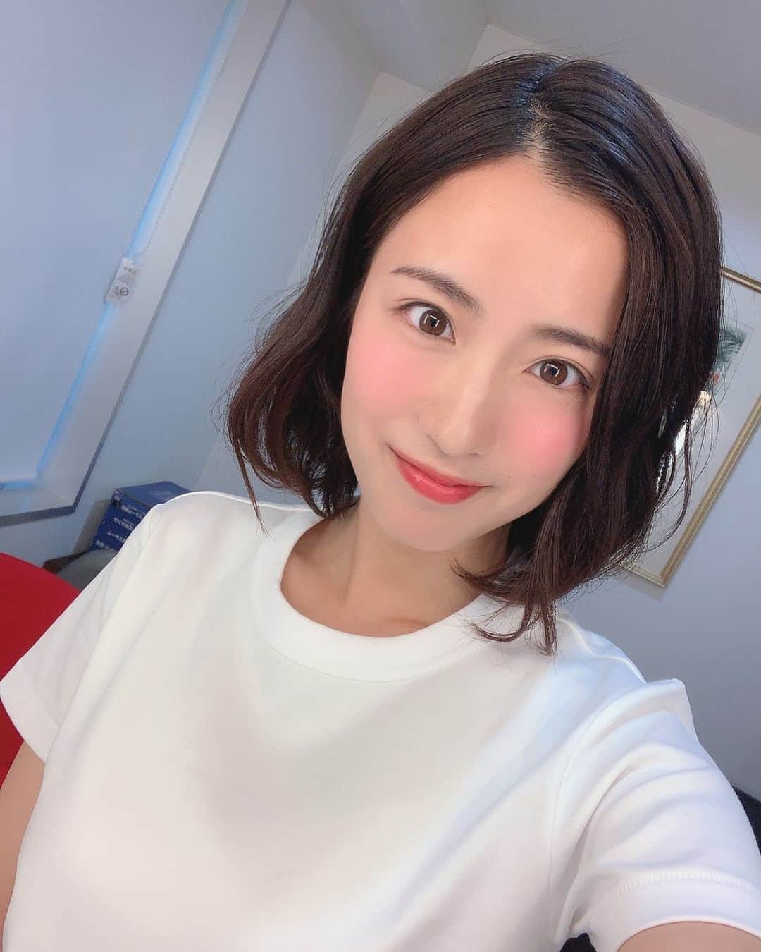 えのきさりなのインスタグラム：「. この日はスーパー可愛くしてもらいました。 メイクさんも面白い方々で 楽しかった！ お知らせお楽しみに✨ #撮影 #ヘアメイク #ボブ #メイク #ピンク #リップ  #makeup #me」
