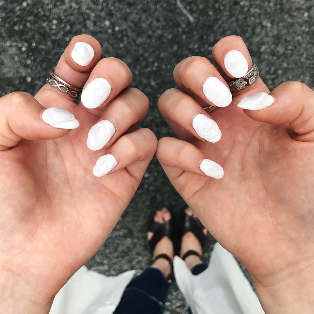 のインスタグラム：「． 毎度毎度の @sakata_ikuko ネイル💅 ワンカラーやけどばりぷっくり☺︎ 今回こそシンプルネイルしてもらおって思いよったけど やっぱりゴツゴツがかわいい🐖💗 いつもありがとう☺︎ #ネイル  #ワンカラーネイル  #ホワイトネイル」