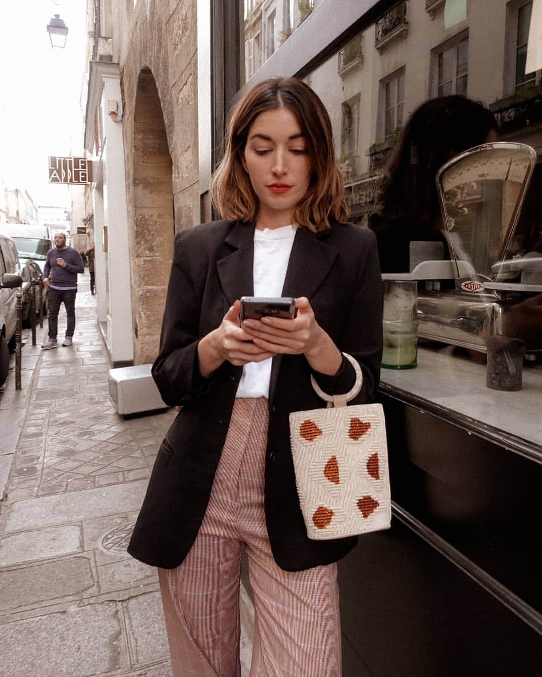 のインスタグラム：「Me booking my next trip to Paris while in Paris.」