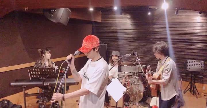 インジュン のインスタグラム：「6/30日のスペシャルライブ バンドあわせ無事に終了~~~ みなさんにちょっとだけ見せます💕💕 6/29インジュン学校と 6/30生バンドライブ インジュン先行で当選した分は 今日の23時59までが 入金しめきりです~💕 忘れないでね❤️❤️ そして、ライブはプレイガイドの先行がはじまってますので、 ぜひプロフィールのURLからチェックおねがい~~💕 오늘은 연습 완료!!!!! 6월30일 콘서트가 너무 기대된다! 빨리 하고싶어~~~~~ 살짝 공개할께!!!!!!!💕💕💕 티켓판매하고 있으니까  프로필 URL타고 들어가서  체크하기~~~~ . . . #인준#연습#콘서트#6월30일 #밴드#l4l#selfie#daily #6月30日#生バンド#ライブ #プレイガイド#先行#中!!!! #プロフィール#URLチェック #でも#インジュン#先行の #当選者は#入金#今日の #23時59分#まで#❤️」