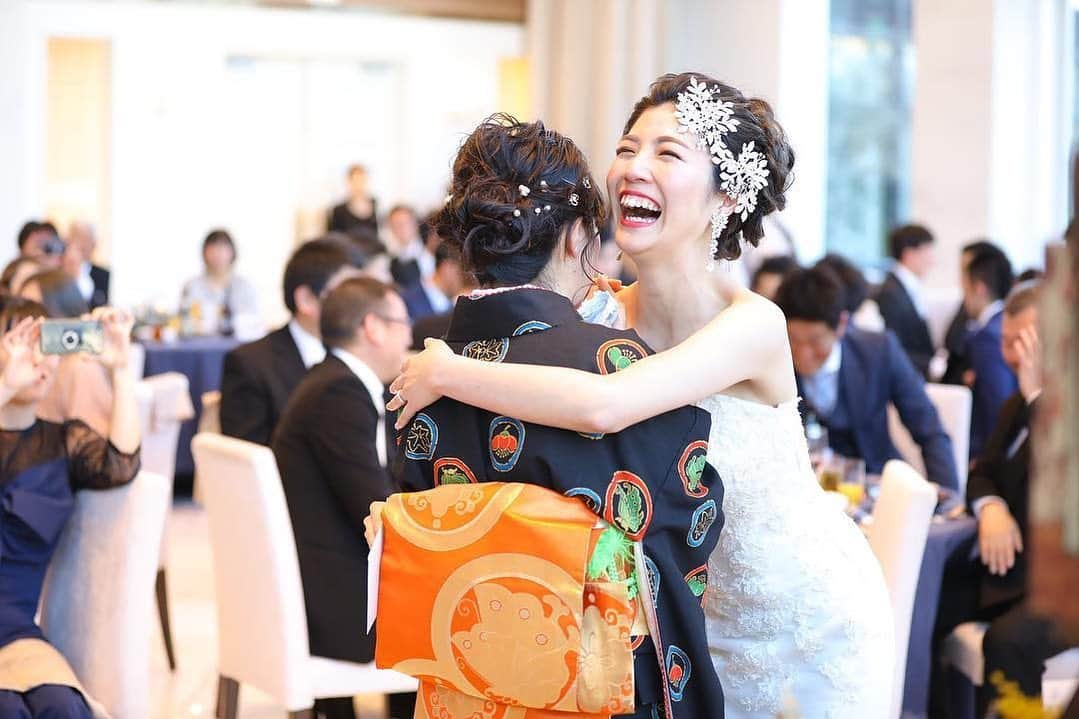 ハナユメさんのインスタグラム写真 - (ハナユメInstagram)「.﻿ 花嫁にとって結婚式は、﻿ 人生の新たな門出をお世話になった方に報告する日。﻿ ゲストにとっては、結婚式は友人の晴れ姿に感動し、幸せが溢れる日✨﻿ ﻿ 定番である友人代表スピーチは、﻿ 毎度ながらジーンと会場が感動の空気に包まれる瞬間です。﻿ ﻿ その中でも、「結婚する友人と自分の思い出エピソード」は、スピーチの中でもっとも重要。﻿ 親友しか知らないチャーミングな一面のエピソードを話してもらえば、﻿ とても和やかで心打たれるシーンに💗 もう﻿ 代表スピーチを頼む方の顔が思い浮かびましたか？﻿ ﻿ ﻿ Photo by @o0ry_wdo0さん﻿ ﻿ 【#プレハナユメ #卒ハナユメ】にあなたのお気に入り写真をpostしてください♡﻿ ﻿ このアカウント内で紹介させていただくことがあります。⠀﻿ ﻿ ﻿ #hanayume #ハナユメ #ハナユメフォトウェディング﻿ #結婚 #結婚式 #結婚式準備 #ウェディング﻿ #ウェディングフォト #ウェディングレポ #こだわりウェディング﻿ #フォトウェディング #ブライダル #ブライダルフォト﻿ #卒花 #卒花嫁 #卒花しました #結婚準備﻿ #日本中の花嫁さんと繋がりたい #プレ花 #プレ花嫁﻿ #プレ花嫁さんと繋がりたい #結婚式スピーチ﻿ #結婚式証明書 #友人スピーチ #結婚式演出﻿ #2019春婚」6月5日 18時49分 - hanayume_wedding