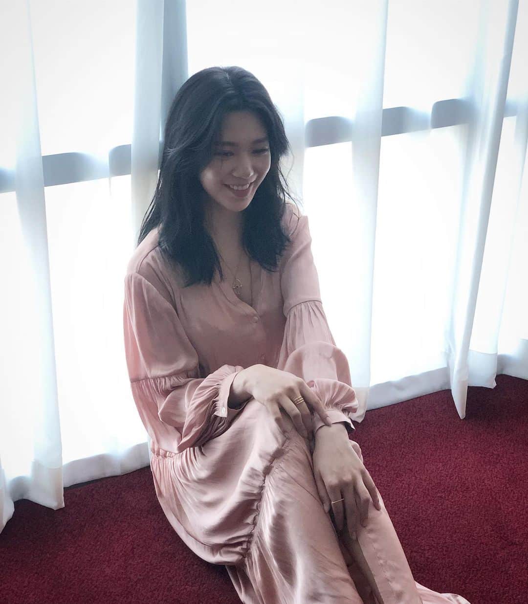 リジ のインスタグラム：「우먼센스 coming soon 7월호에서 만나요💕」