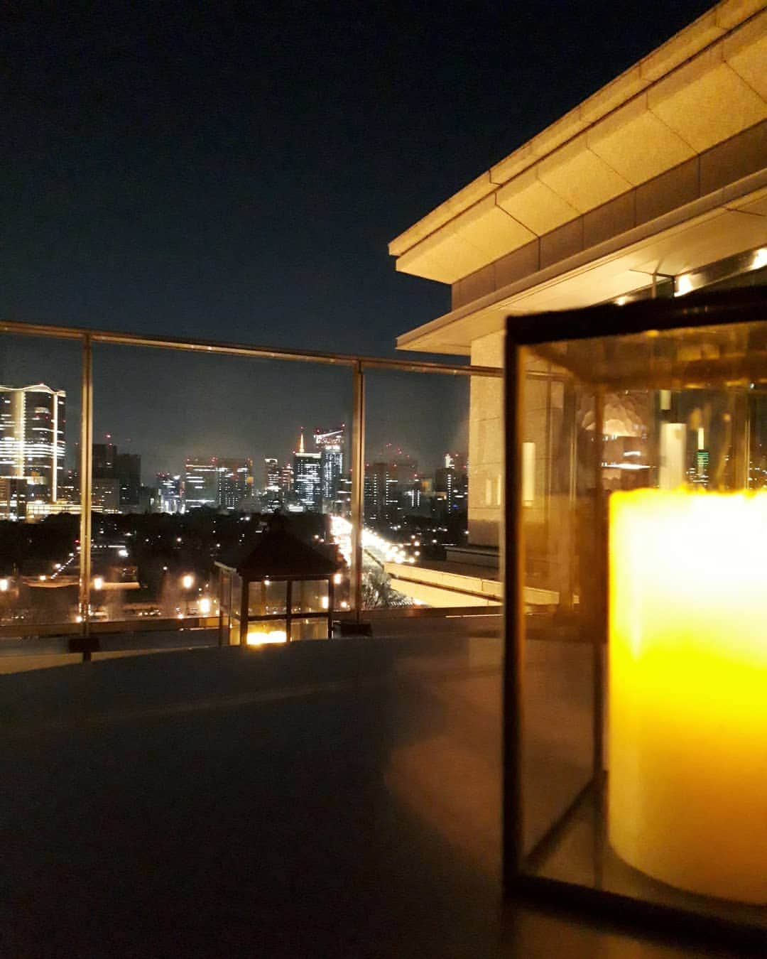 Palace Hotel Tokyo / パレスホテル東京さんのインスタグラム写真 - (Palace Hotel Tokyo / パレスホテル東京Instagram)「週の真ん中、プリヴェのテラスで夜風にあたるひととき。ついついお酒も進んでしまいますね。An early summer evening, sitting out on the terrace at Lounge Bar Privé with a glass of champagne.  #ホテルバー #ホテルラウンジ #ラウンジバー #テラス席 #テラス #夜風 #ホテルステイ #丸の内 #プリヴェ #パレスホテル東京 #loungebar #hotelbar #hotellounge #summerevening #eveningdinner #summertime #drinksontheterrace #terrace #hotellife #Marunouchi #LoungeBarPrive #PalaceHotelTokyo #lhwtraveler #uncommontravel #leadinghotelsoftheworld」6月5日 18時53分 - palacehoteltokyo