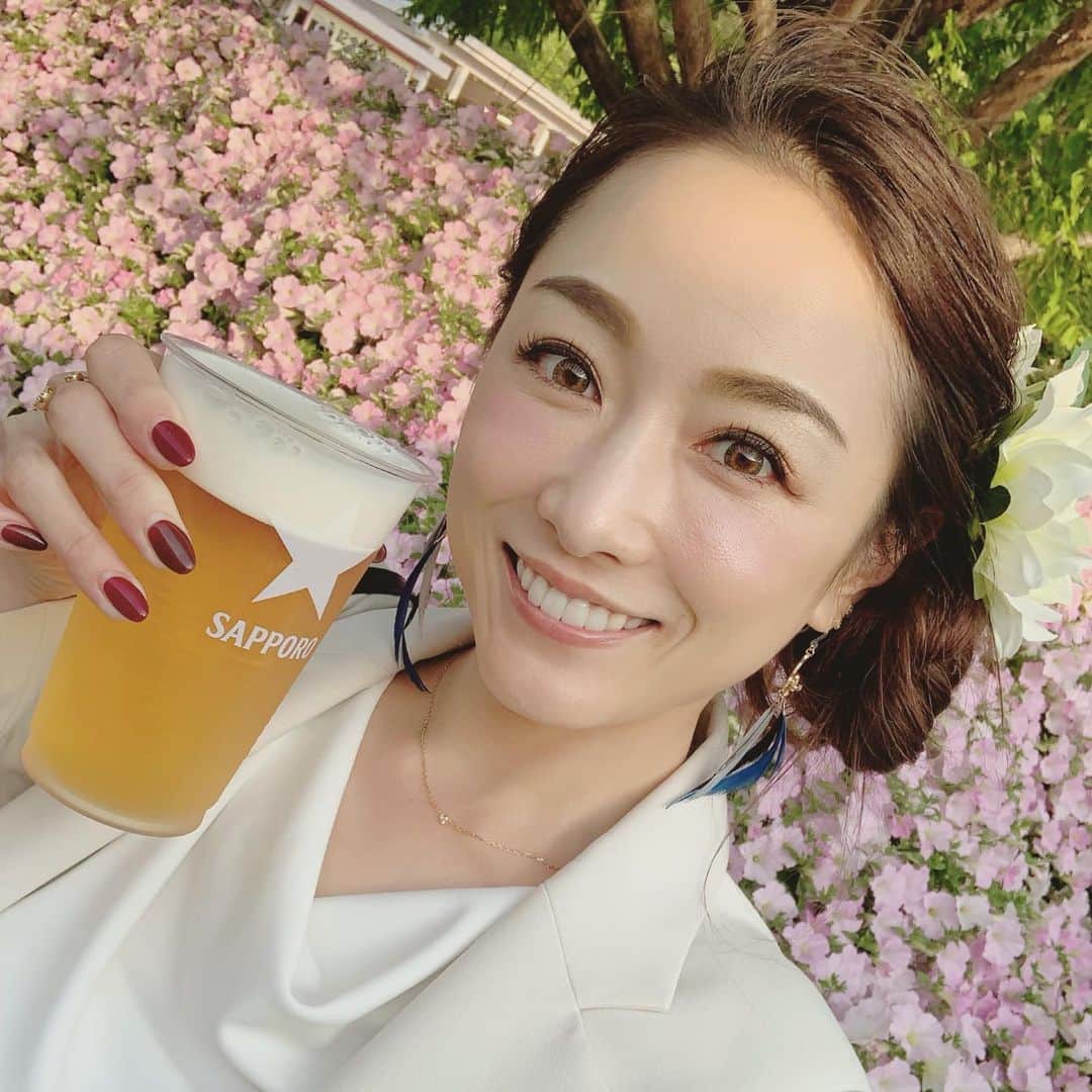 のインスタグラム：「思い出写真🥰 . そーいや、載せたい写真沢山あるのに載せて無い事に気付いたw なもんで、ストーリーも先月のをアップしたょん😝 . ひたちなか海浜公園の後は #あしかがフラワーパーク へ行きました💕 . ここでもやはり ビールは欠かせない🤣🤣🤣 . #女子旅 #バースデーツアー #ビール #beer #ビール女子 #birthday #バス旅 #寺田有希 #teradayuki  #杏さゆり #SayuriAnzu」