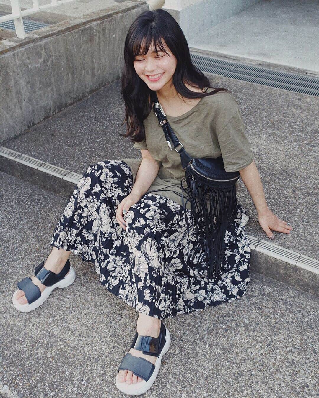 junko onagi ／小梛準子さんのインスタグラム写真 - (junko onagi ／小梛準子Instagram)「ㅤㅤㅤㅤㅤㅤㅤㅤㅤㅤ ㅤㅤㅤㅤㅤㅤㅤㅤㅤㅤ 展示会終わり保育園がはじまり寝る間もないくらいバタバタしておりますが、嬉しい事も❤︎ ㅤㅤㅤㅤㅤㅤㅤㅤㅤㅤ わたしのデザインしている @jgene_official のフリンジウエストバッグ 完売してしまいましたので、追加生産中でしたが なんと追加生産分もほぼ予約済み…😳😳😳！ ㅤㅤㅤㅤㅤㅤㅤㅤㅤㅤ なので追加に更に追加で生産する予定でおります！✨ 迷ってる方はチェックしてみてください☺️❤︎ ㅤㅤㅤㅤㅤㅤㅤㅤㅤㅤ #にこにこ 🥰 #Jgene #ジェイジーン #ウエストバッグ #ボディバッグ」6月5日 18時55分 - jnco0417