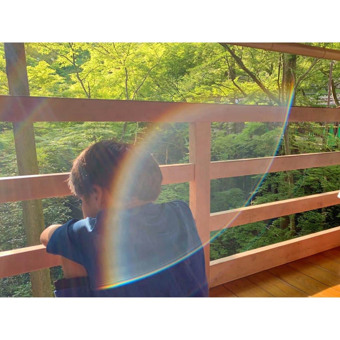 リナさんのインスタグラム写真 - (リナInstagram)「家族旅行1日目は、 京都 #清水寺 へ🏞 . 寺院の匂いや空気は、 心のざわつきを消してくれます☆ . 紫陽花もきれいに咲き誇っていて、 素敵な旅の始まり☺️ . 参道の一歩入った路地に、 落ち着きのあるカフェを発見🍰 . カフェまでの小道は、 カラフルなおみくじと涼しいミストがお出迎え⛩ . 2枚目は、清水寺でオシャレな休憩スポットでの一コマ🍁 一番上のお兄ちゃんに 虹がかかったので、嬉しくなってシャッターをきっちゃった📷🌈 .......................................................... #3児ママ #旅行 #家族旅行 #清水寺 #京都 #京都旅 #京の都 #オシャレカフェ #カフェ巡り #cafe #虹 #🌈 #レインボー #rainbow #おみくじ #小道 #こみちカフェ」6月5日 18時56分 - 1010koki0218
