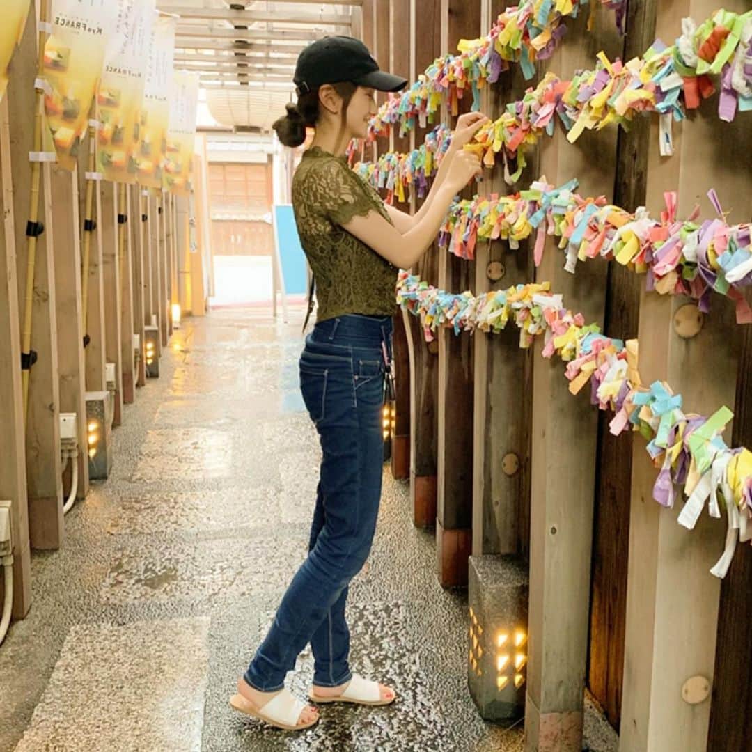 リナのインスタグラム：「家族旅行1日目は、 京都 #清水寺 へ🏞 . 寺院の匂いや空気は、 心のざわつきを消してくれます☆ . 紫陽花もきれいに咲き誇っていて、 素敵な旅の始まり☺️ . 参道の一歩入った路地に、 落ち着きのあるカフェを発見🍰 . カフェまでの小道は、 カラフルなおみくじと涼しいミストがお出迎え⛩ . 2枚目は、清水寺でオシャレな休憩スポットでの一コマ🍁 一番上のお兄ちゃんに 虹がかかったので、嬉しくなってシャッターをきっちゃった📷🌈 .......................................................... #3児ママ #旅行 #家族旅行 #清水寺 #京都 #京都旅 #京の都 #オシャレカフェ #カフェ巡り #cafe #虹 #🌈 #レインボー #rainbow #おみくじ #小道 #こみちカフェ」