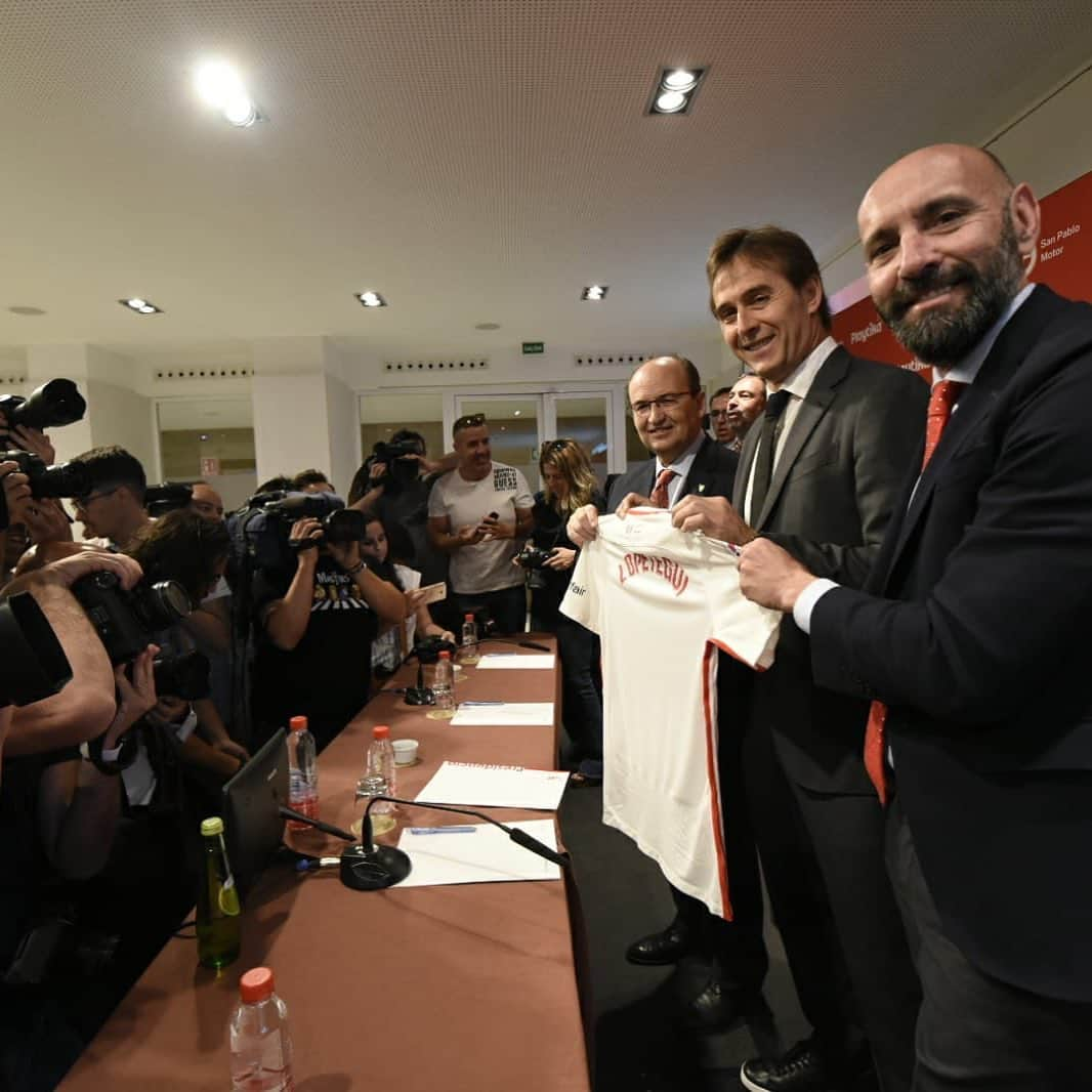 セビージャFCさんのインスタグラム写真 - (セビージャFCInstagram)「🎙 Presentación de Julen Lopetegui como entrenador del #SevillaFC 🙌🏼 #vamosmisevilla #WeareSevilla」6月5日 19時01分 - sevillafc