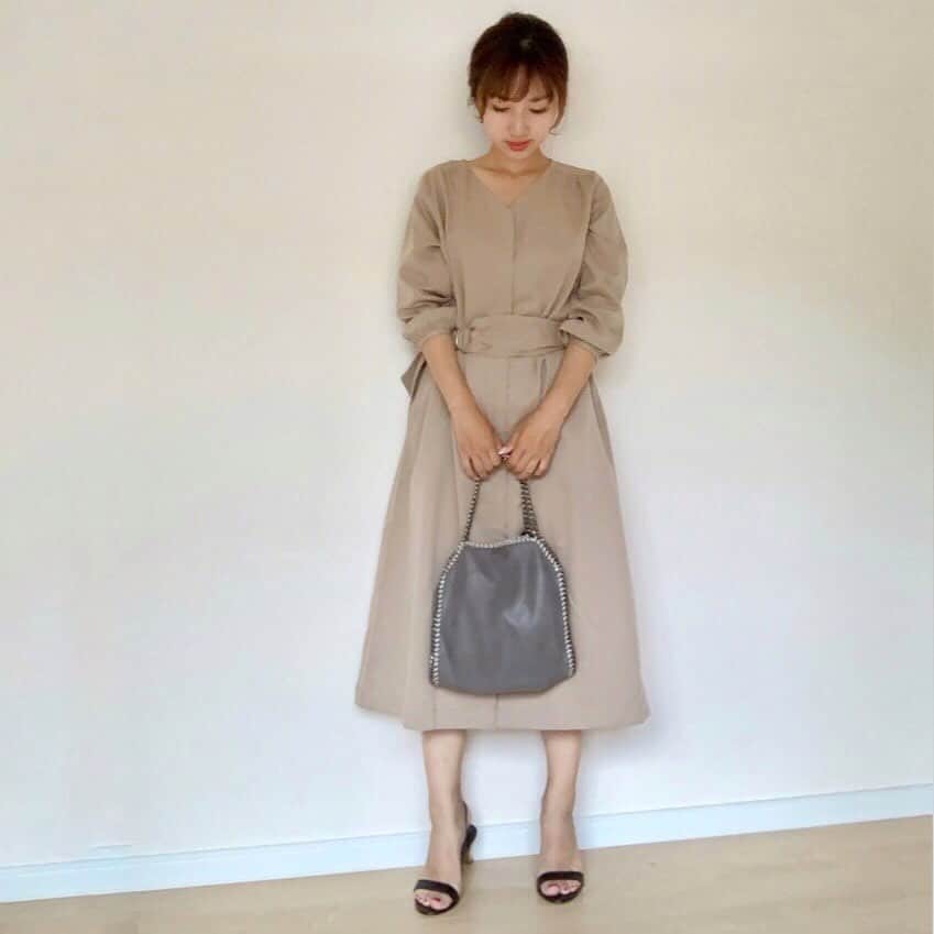 EDIST. CLOSET さんのインスタグラム写真 - (EDIST. CLOSET Instagram)「昨日WEB STORにて再入荷いたしました﻿ ﻿ スプリング2wayコートワンピを﻿ ﻿ 本日のブログで着回し‼️﻿ ▶︎ https://ameblo.jp/edist-closet/entry-12467735017.html﻿ ﻿ ﻿ ﻿ オフィシャルEDIST. Tomomiさん(H153)﻿ Sサイズ着用﻿ ﻿ tops  #ANYI﻿ pants  #PLST﻿ outer  #EDISTCLOSET ﻿ shoes  #CHARLESandKEITH﻿ bag  #BLENCIAGA﻿ ﻿ ﻿ ﻿ ﻿ ﻿ ﻿  #エディストクローゼット  #着回し  #ファッションレンタル #ワンピース﻿  #オフィスコーデ #通勤コーデ  #通勤服  #お仕事コーデ #オフィスカジュアル  #体型カバー  #おしゃれさんと繋がりたい #OLコーデ  #仕事復帰 #tagsforlikes﻿﻿ #followforfollowback #f4f #フォロバ #相互フォロー  #相互 ﻿#30代コーデ #大人カジュアル」6月5日 19時02分 - edist.closet