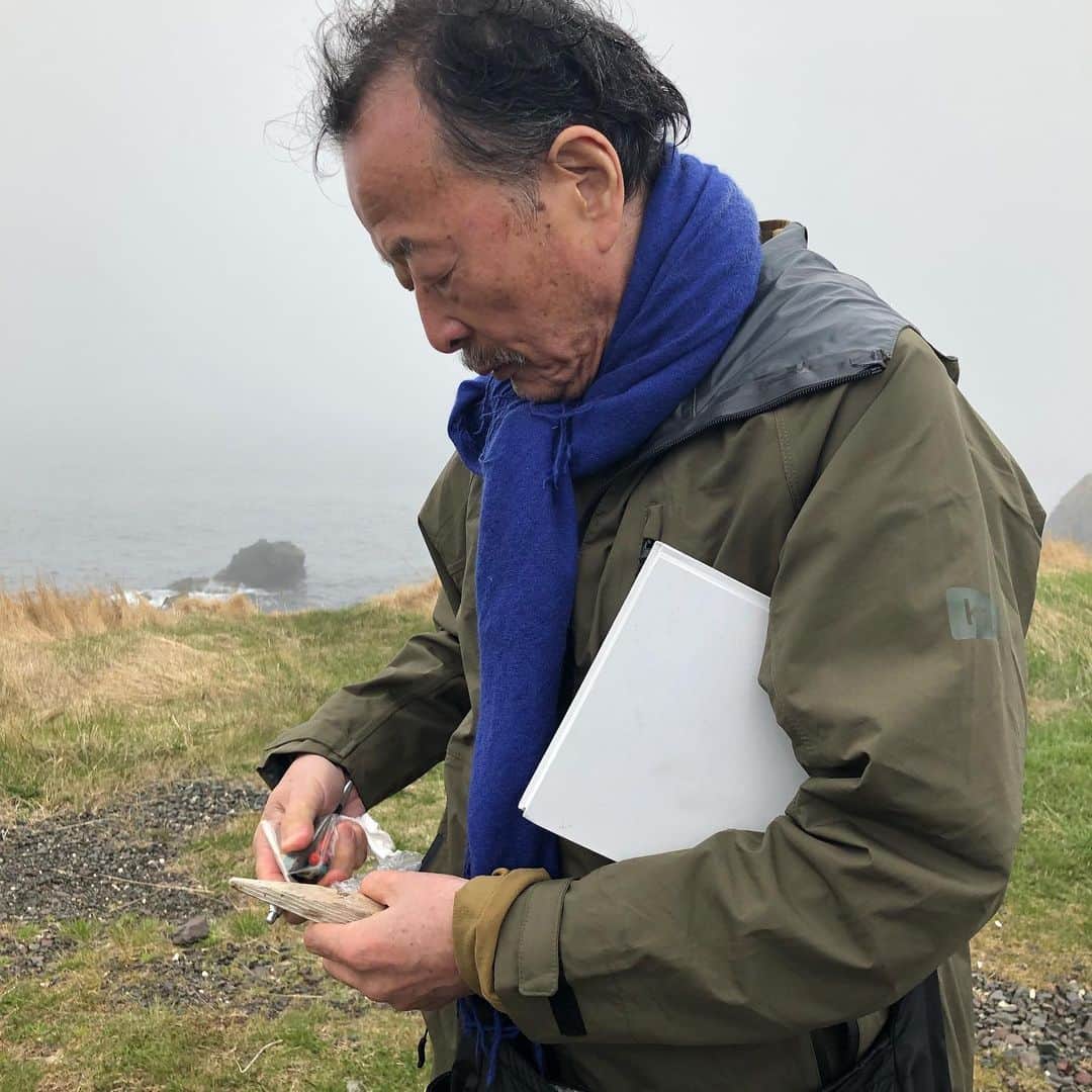 新井敏記さんのインスタグラム写真 - (新井敏記Instagram)「黒田征太郎、ニューファンドランド島で描いて描いて描いています。コヨーテは悠久の大地に人が住むお手本のようなところに来ています。#coyote_magazine #黒田征太郎」6月5日 19時05分 - arai_toshinori
