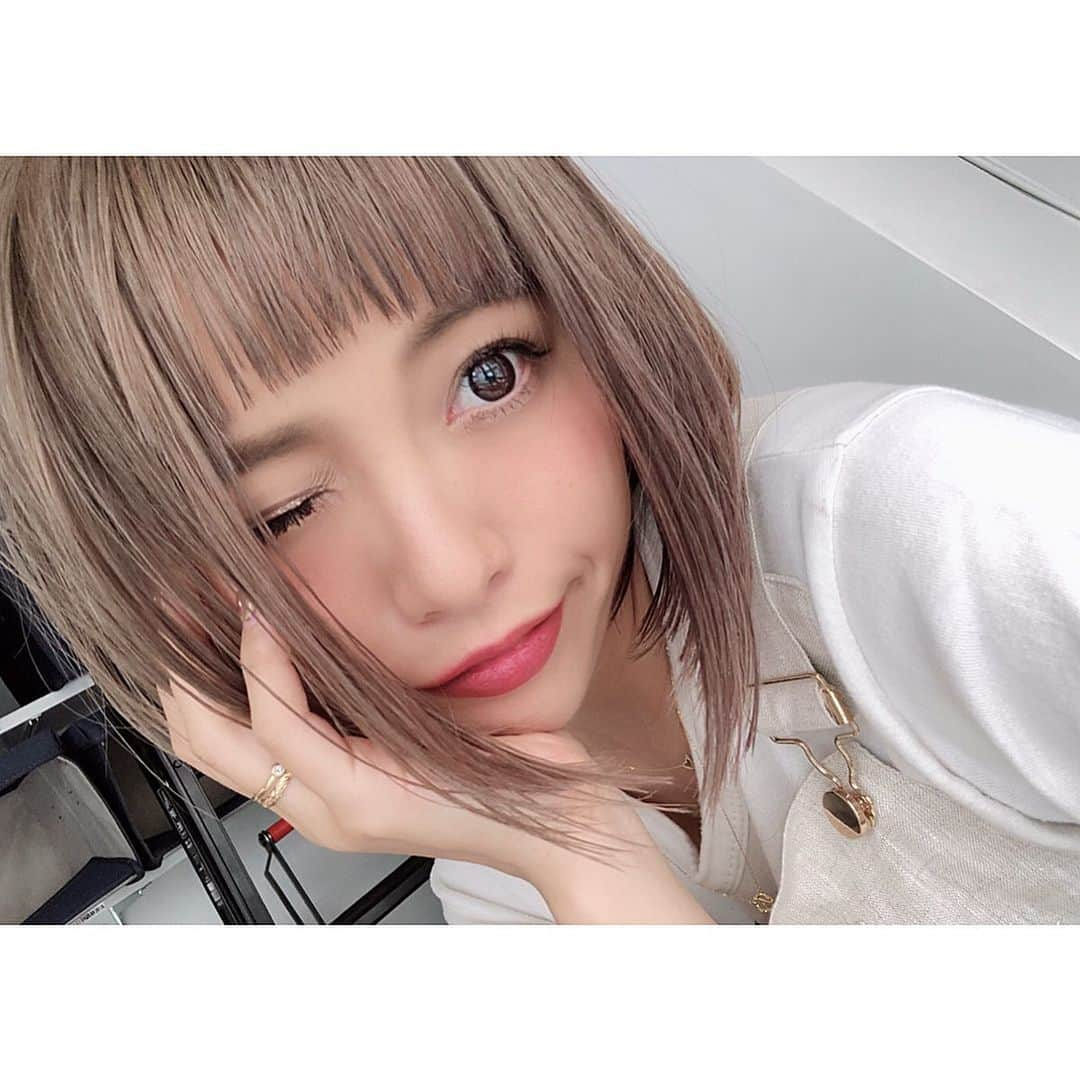 小泉梓さんのインスタグラム写真 - (小泉梓Instagram)「やー、32歳、二児の母やっちゃったね。  二人目妊娠してから、さらに自分の時間がなくなり、さらにオシャレを楽しむことも少なくなり、最近なんだかなぁといった気持ちになったりしていた。  だけど、やっぱり可愛い髪型にしたり、可愛い服着たりすると気持ちも明るくなるよね。  それだけでストレス発散にもなる。  てことで、スーパー可愛い髪色にしてもらってテンション上がったから、頑張るぜ。  授乳しやすい服しか着れないから、ワンピとかに合わせやすいように、今回は久々にブリーチして、ハイトーンにしたよ。  パルージュって色なんだって、のぶくん、ありがとう。  ストーリーあげてたくさんのDMもらってすごく嬉しかったです、みんなもありがとう。  #hair #haircolor #haircut #hairstyle #ヘアカラー #ヘアカット #美容室 #ALBUM #新宿 #ヘアサロン #ハイトーン #ブリーチ #パルージュ #カラーリング #newhair #ニューヘア」6月5日 19時07分 - azusan111