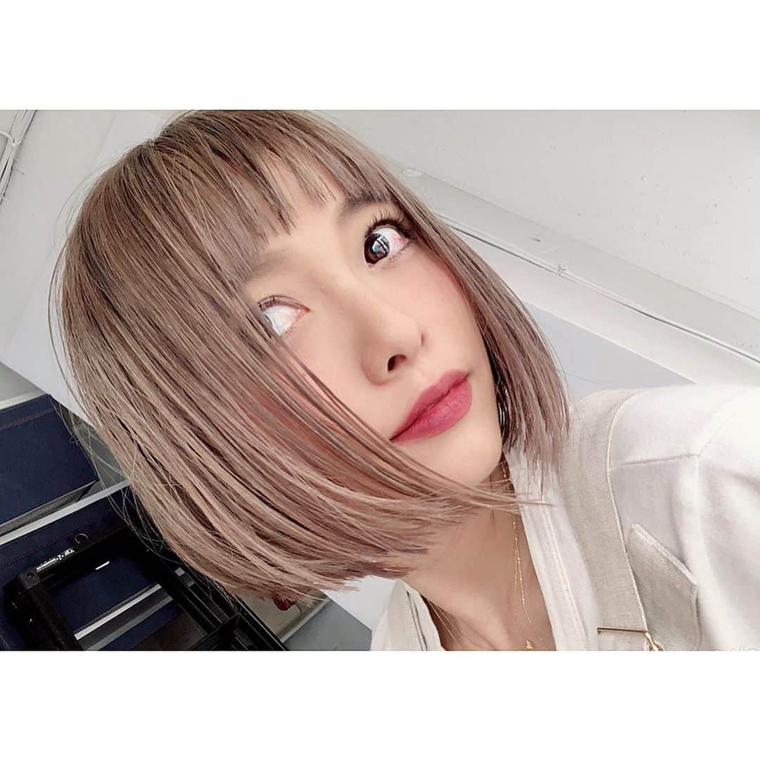 小泉梓さんのインスタグラム写真 - (小泉梓Instagram)「やー、32歳、二児の母やっちゃったね。  二人目妊娠してから、さらに自分の時間がなくなり、さらにオシャレを楽しむことも少なくなり、最近なんだかなぁといった気持ちになったりしていた。  だけど、やっぱり可愛い髪型にしたり、可愛い服着たりすると気持ちも明るくなるよね。  それだけでストレス発散にもなる。  てことで、スーパー可愛い髪色にしてもらってテンション上がったから、頑張るぜ。  授乳しやすい服しか着れないから、ワンピとかに合わせやすいように、今回は久々にブリーチして、ハイトーンにしたよ。  パルージュって色なんだって、のぶくん、ありがとう。  ストーリーあげてたくさんのDMもらってすごく嬉しかったです、みんなもありがとう。  #hair #haircolor #haircut #hairstyle #ヘアカラー #ヘアカット #美容室 #ALBUM #新宿 #ヘアサロン #ハイトーン #ブリーチ #パルージュ #カラーリング #newhair #ニューヘア」6月5日 19時07分 - azusan111